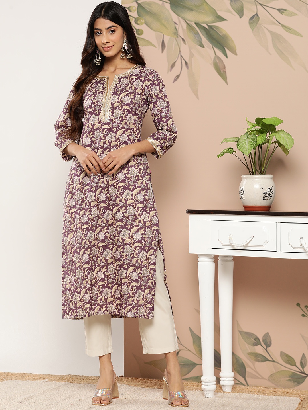 

Varanga Women Purple & Gold-Toned Floral Printed Floral Kurta