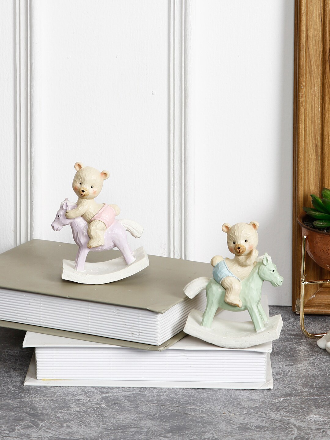 

TAYHAA 2 Pieces Grey & Green Playing Bear Polyraisin Artpieces