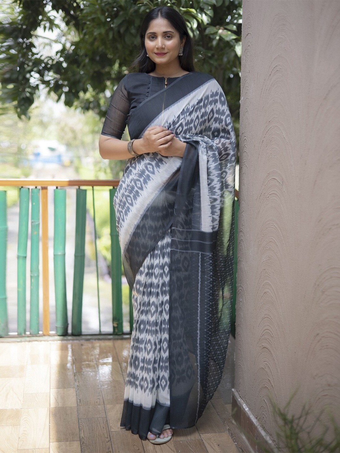 

Mitera White & Black Pure Cotton Banarasi Saree