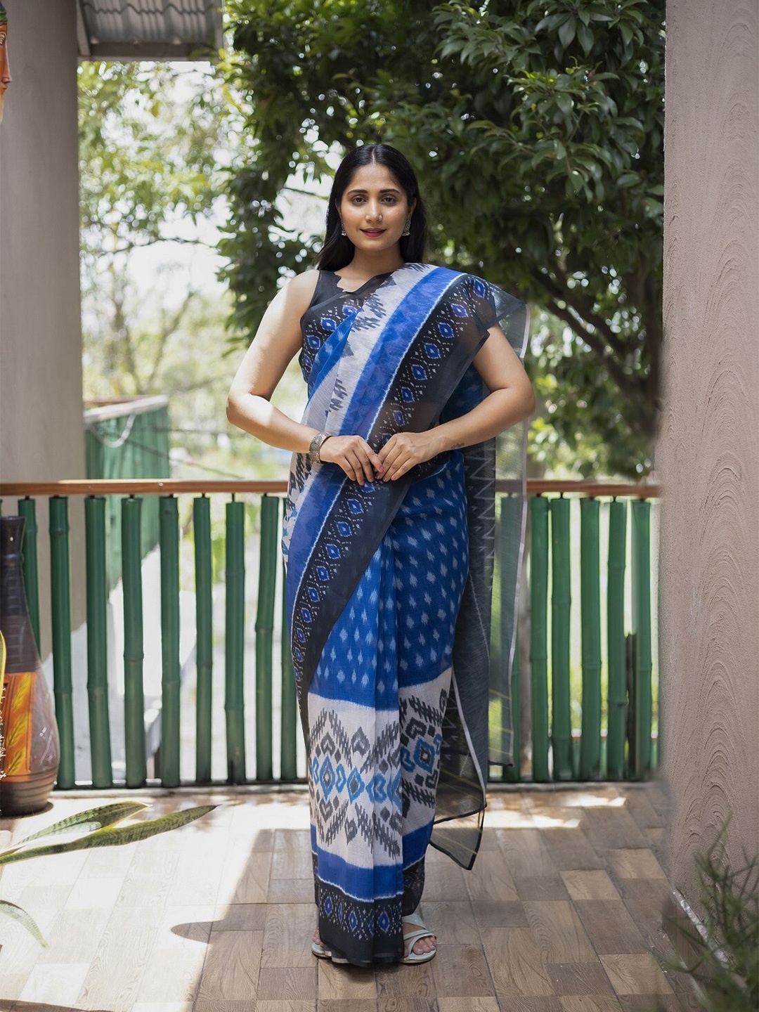 

Mitera Blue & White Ethnic Motifs Pure Cotton Banarasi Saree