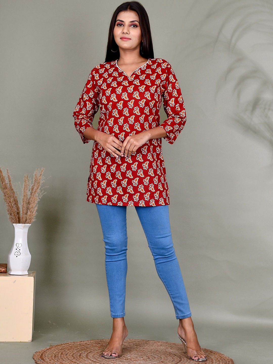 

Kesarya Red & Green Ethnic Motifs Printed V-Neck Pure Cotton Handloom Kurti