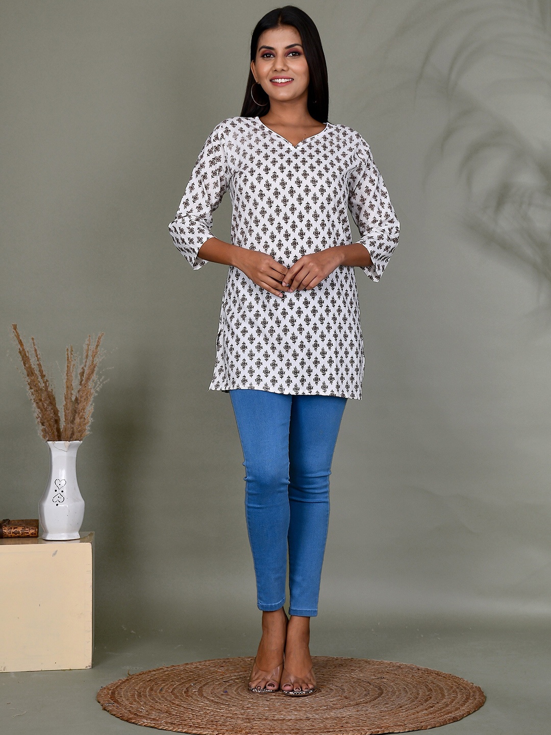 

Kesarya White Ethnic Motifs Printed V-Neck Pure Cotton Handloom Kurti