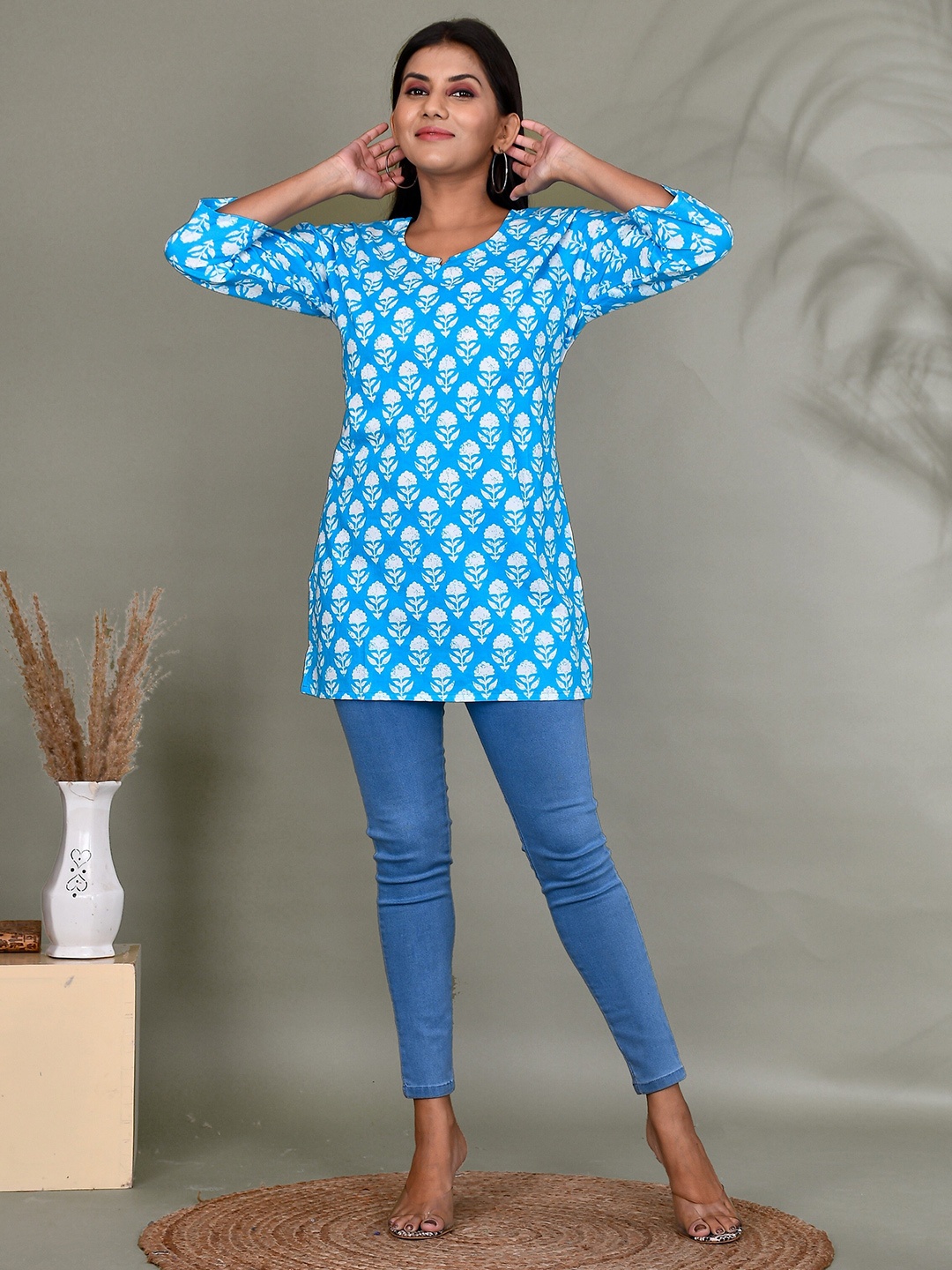 

Kesarya Blue Ethnic Motifs Printed V-Neck Pure Cotton Handloom Kurti