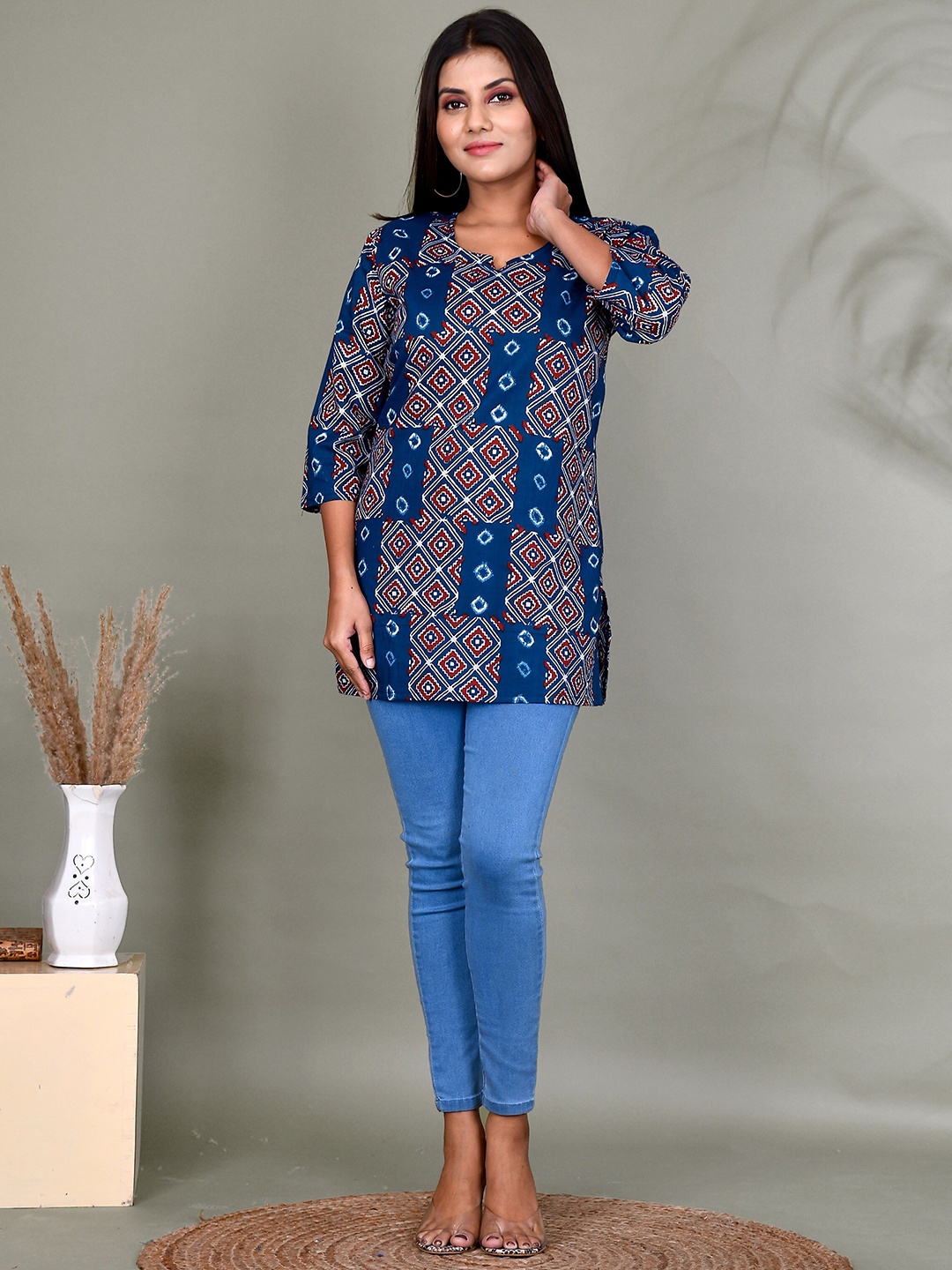 

Kesarya Navy Blue Geometric Printed V-Neck Pure Cotton Handloom Kurti