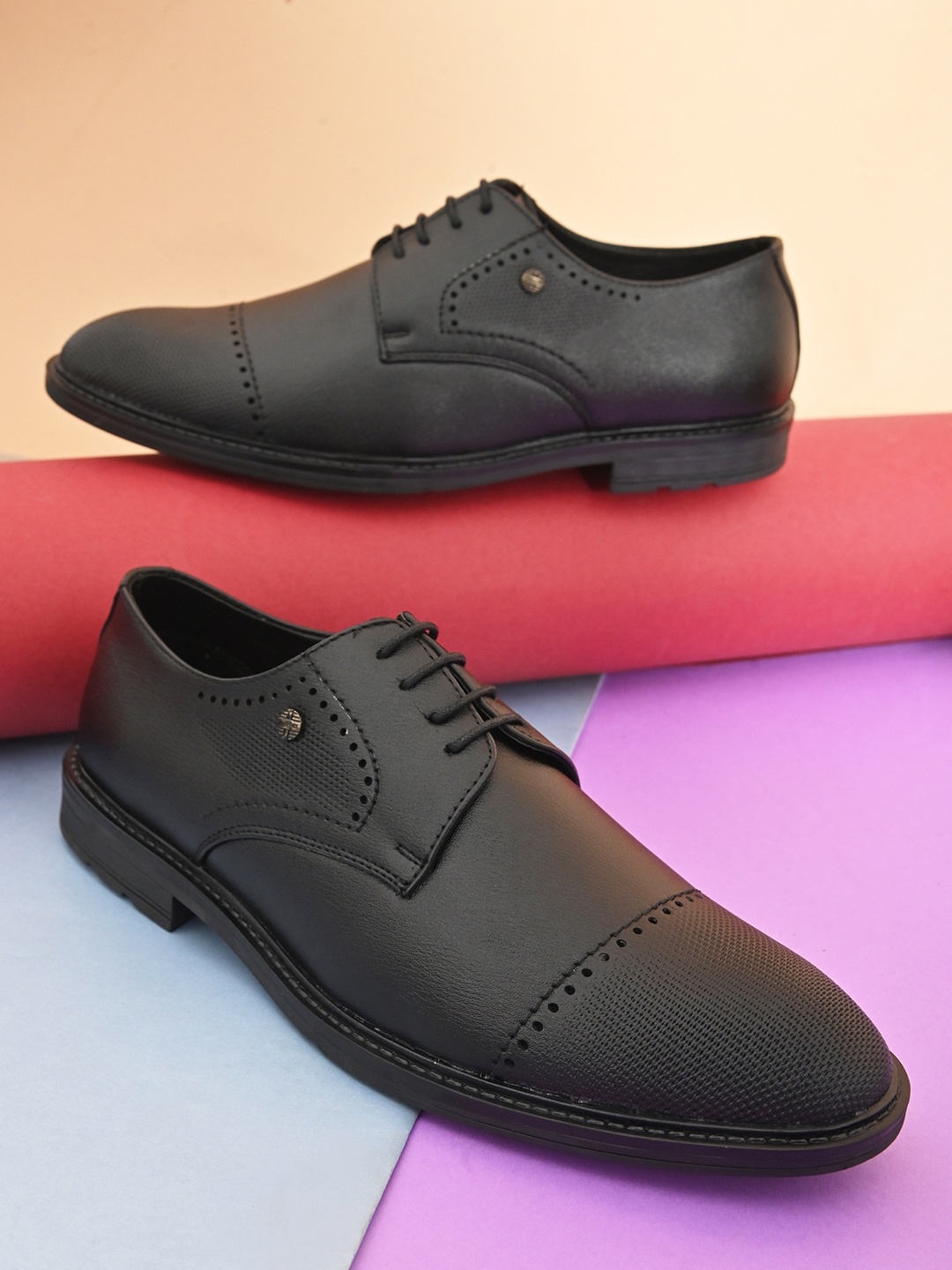 

INVICTUS Men Textured Formal Derbys, Black
