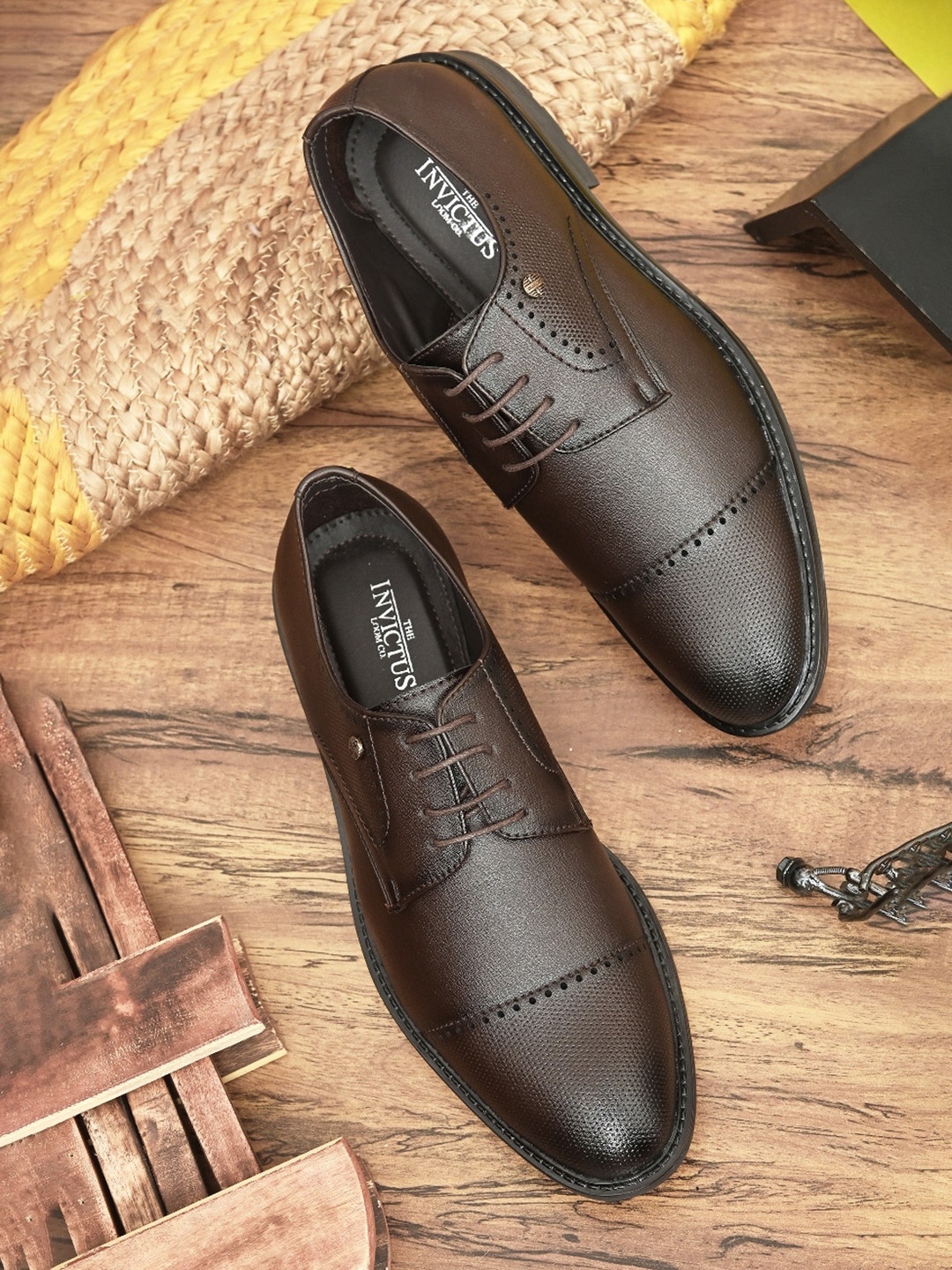 

INVICTUS Men Textured Formal Derbys, Brown