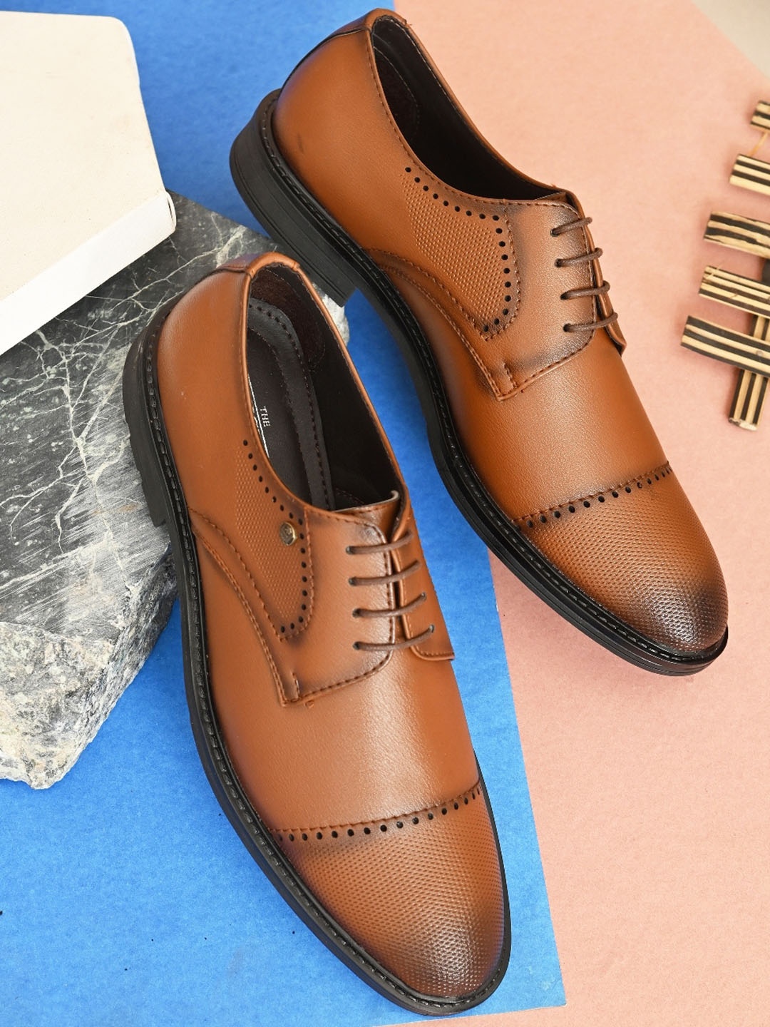 

INVICTUS Men Textured Formal Derbys, Tan