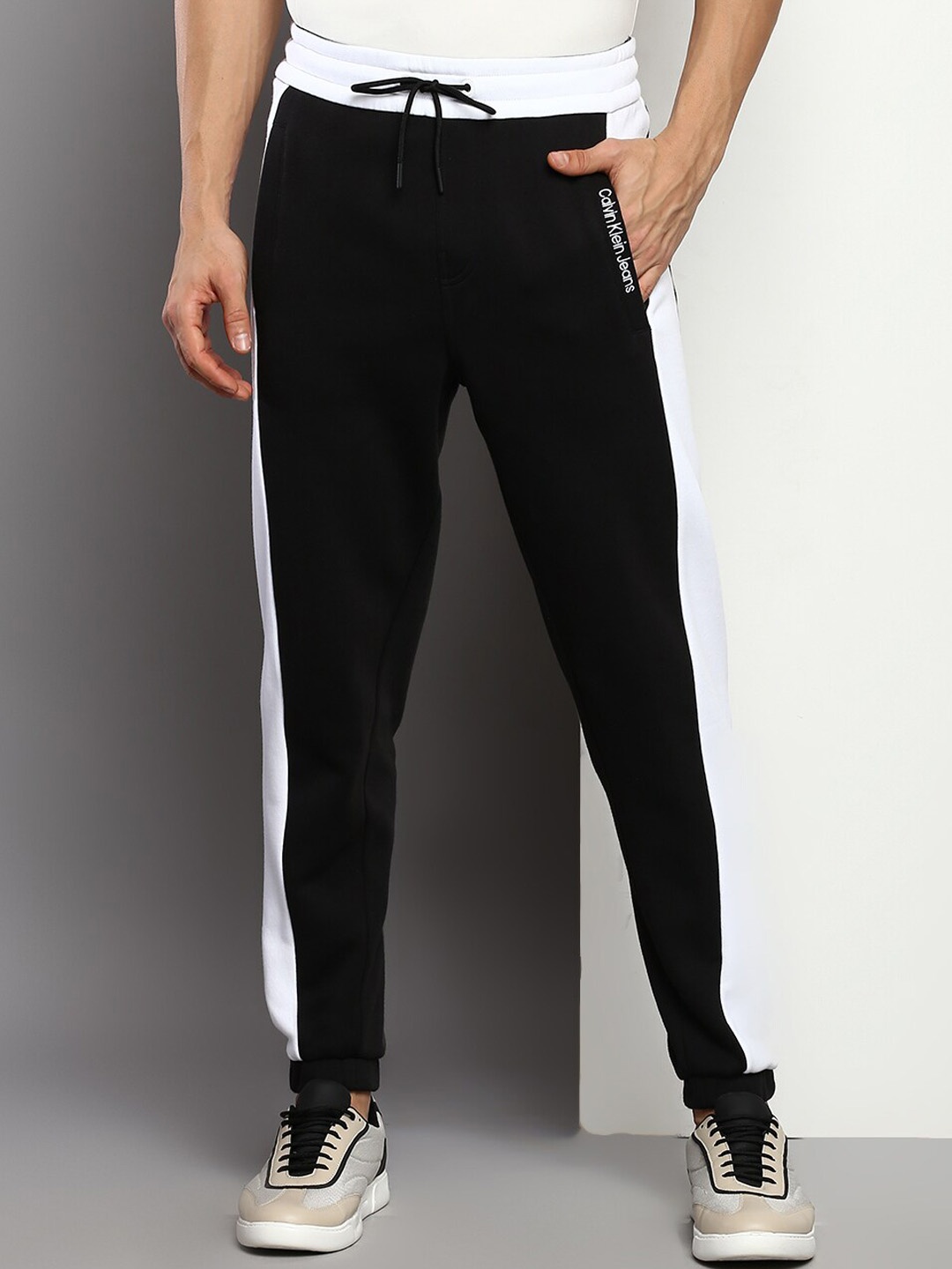 

Calvin Klein Jeans Men Colourblocked Embro Logo Hwk Joggers, Black