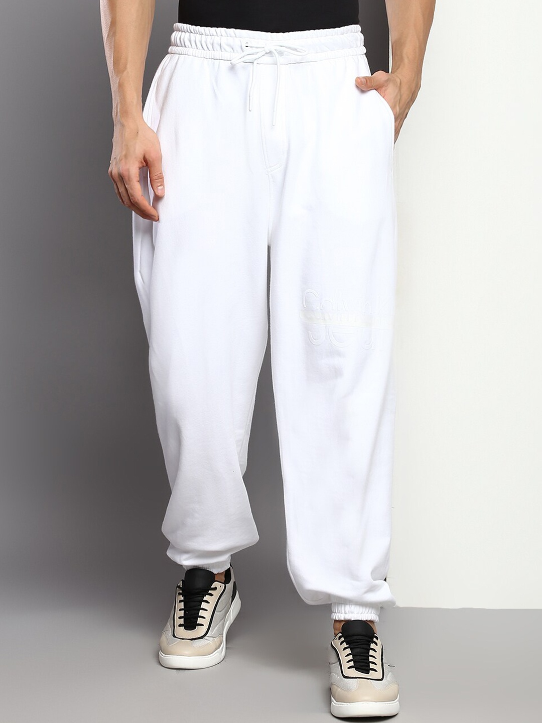 

Calvin Klein Jeans Men Mid-Rise Pure Cotton Disrupted Lacquer Logo Hwk Relaxed-Fit Joggers, White