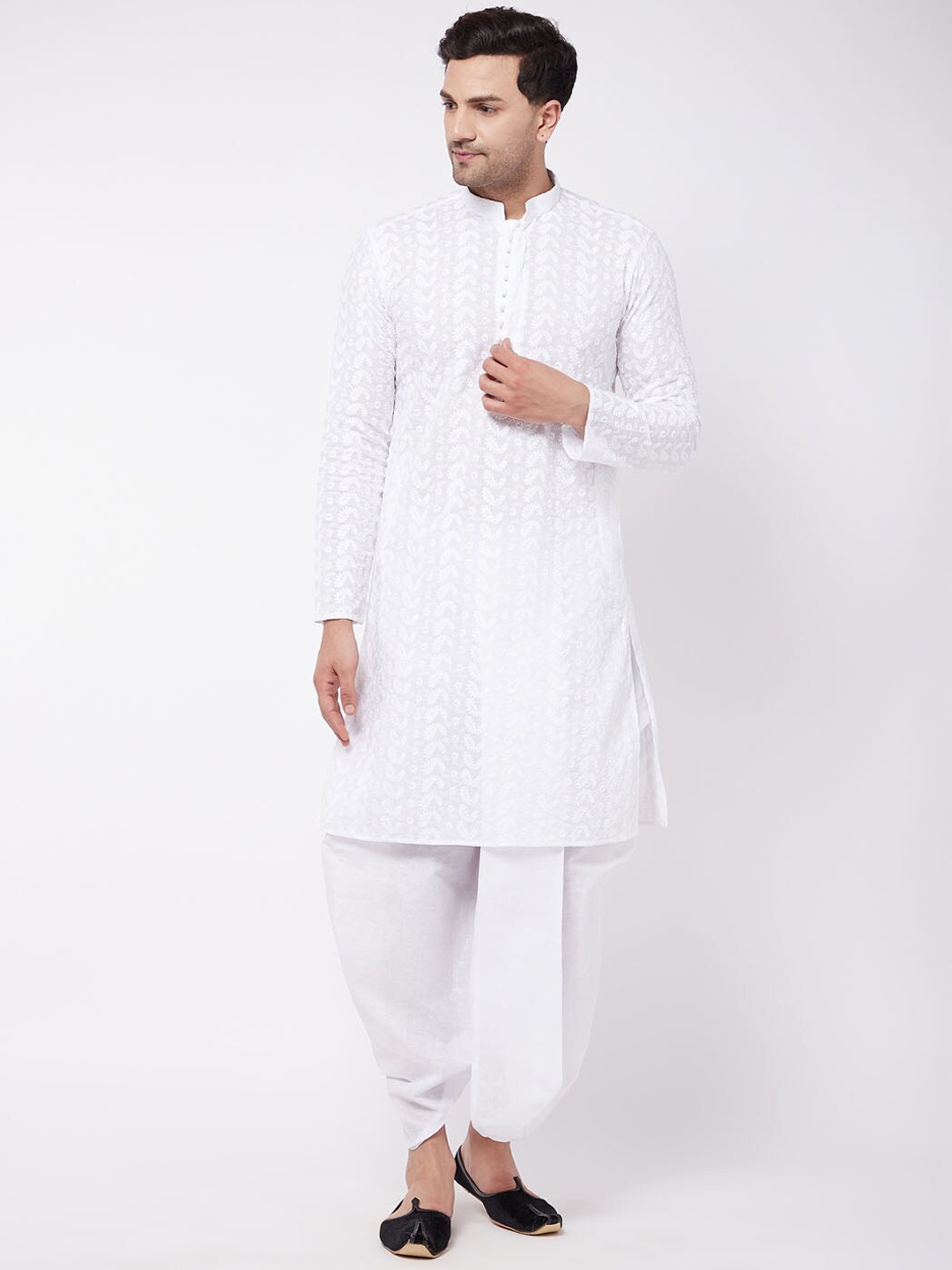 

VASTRAMAY Men Paisley Embroidered Chikankari Pure Cotton Kurta with Dhoti Pants, White