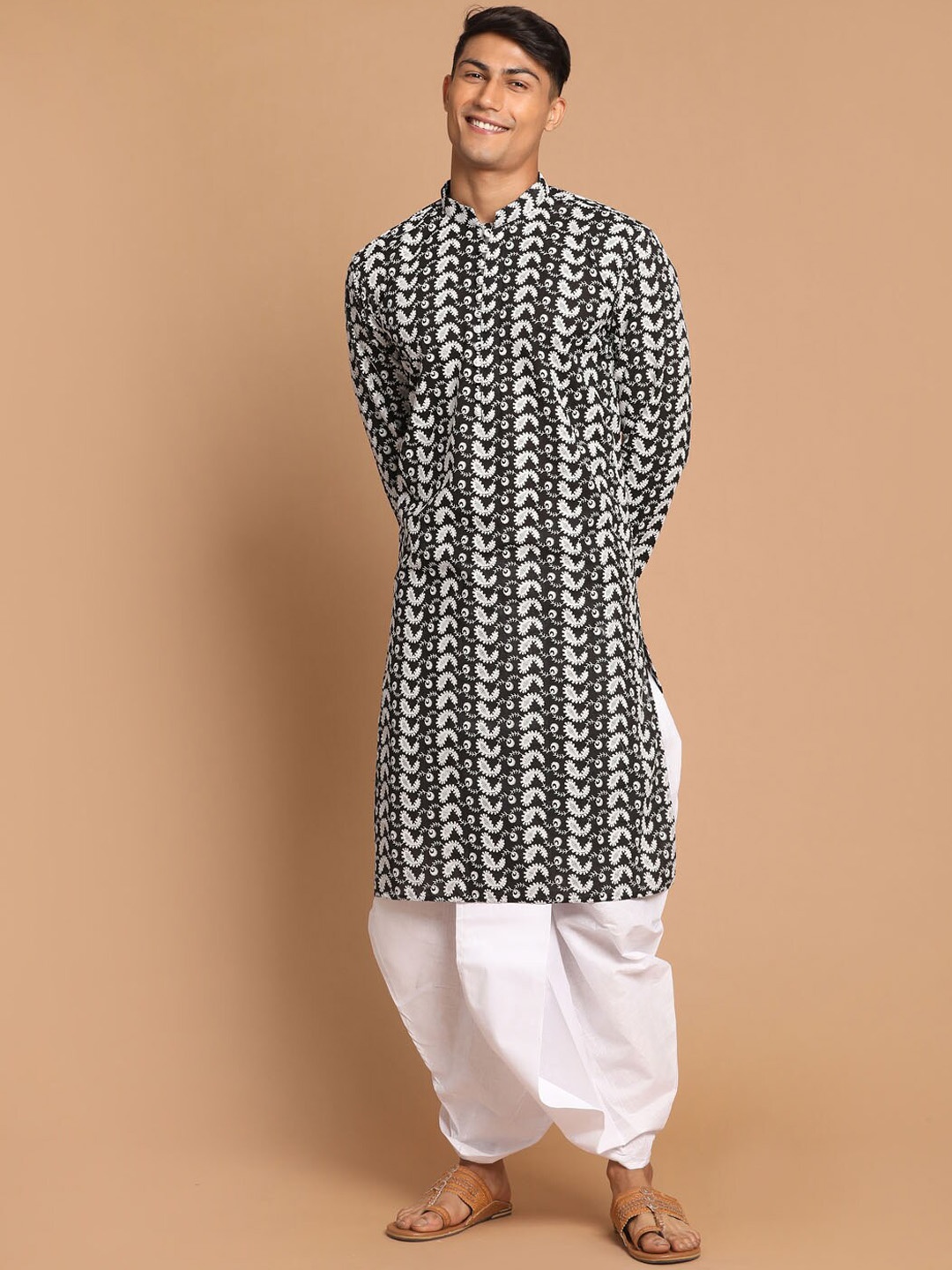 

VASTRAMAY Men Paisley Embroidered Chikankari Pure Cotton Kurta with Dhoti Pants, Black