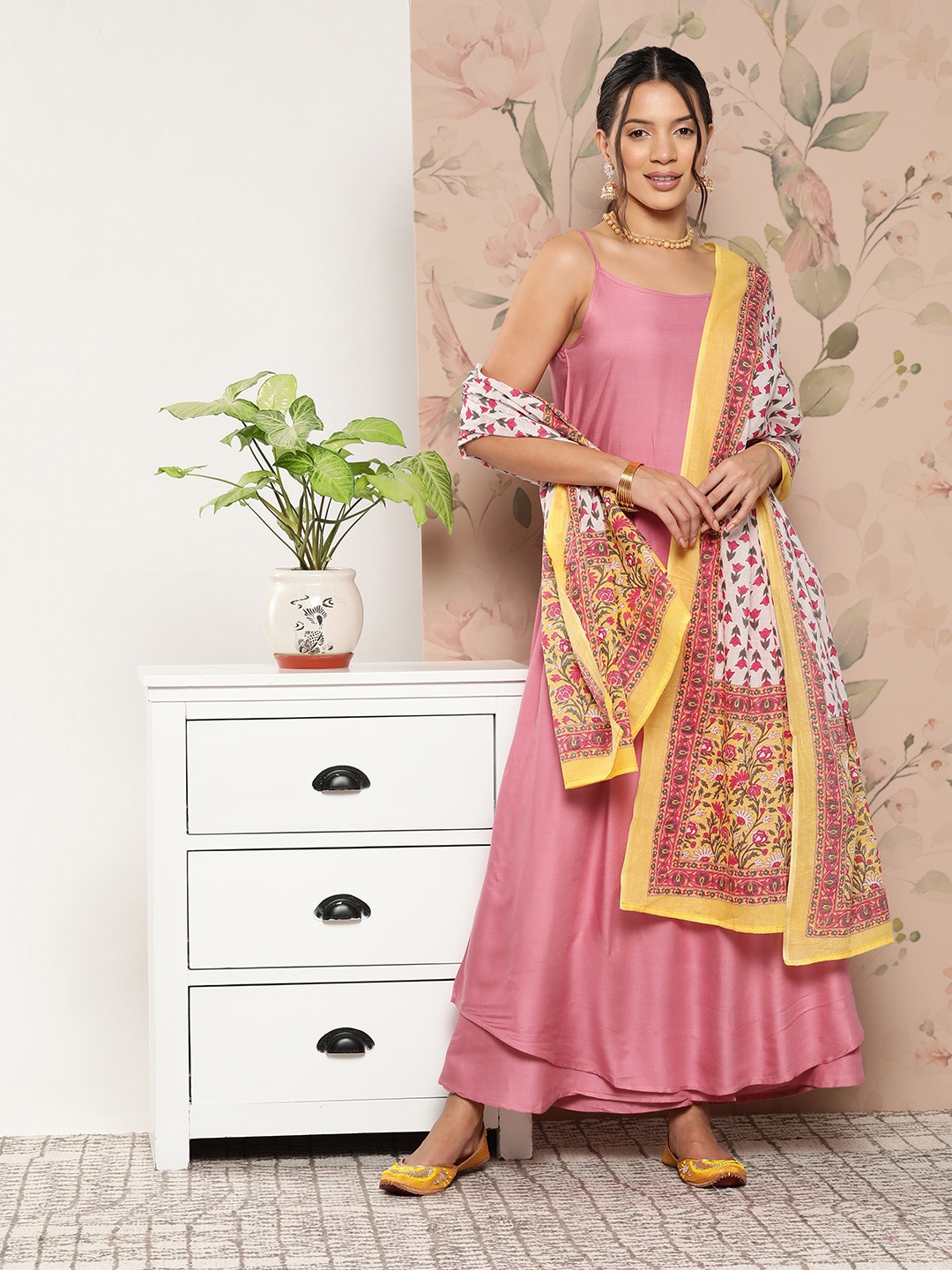 

InWeave Women Kurta With Palazzos & Dupatta, Pink