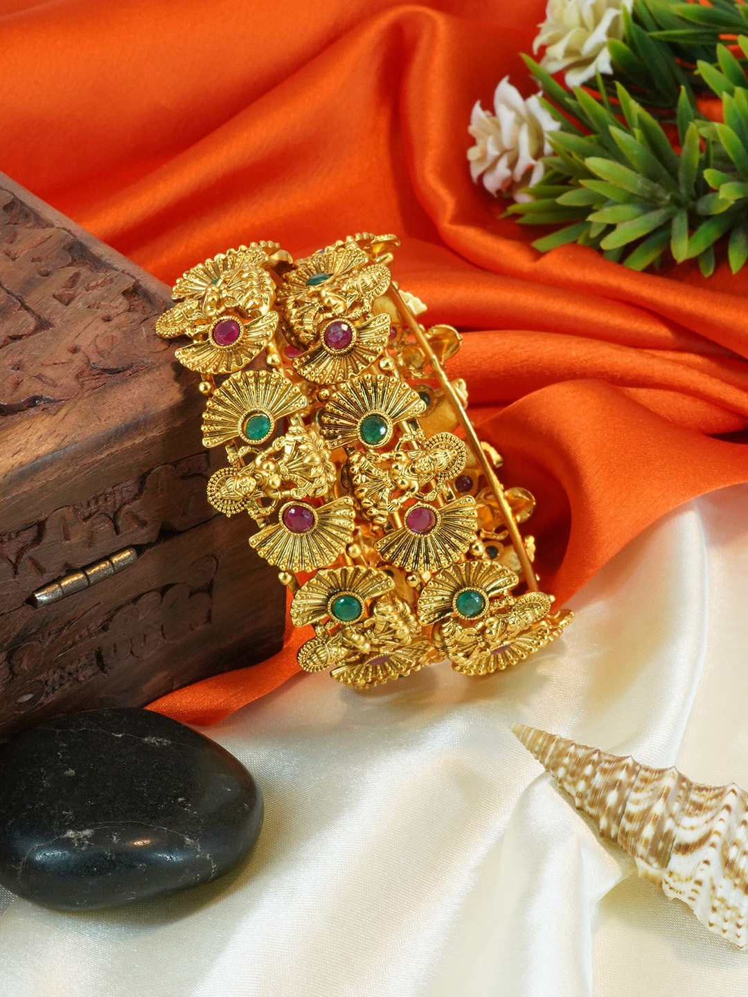 

GRIIHAM Set Of 2 Gold-Plated Artificial Stone-Studded Bangle