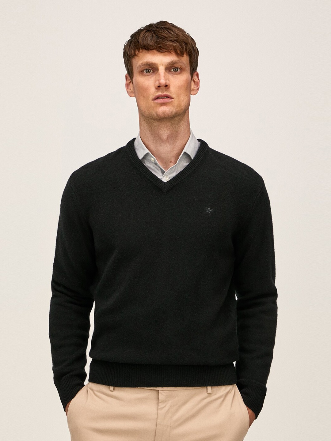 

HACKETT LONDON Men V Neck Wool Pullover, Black