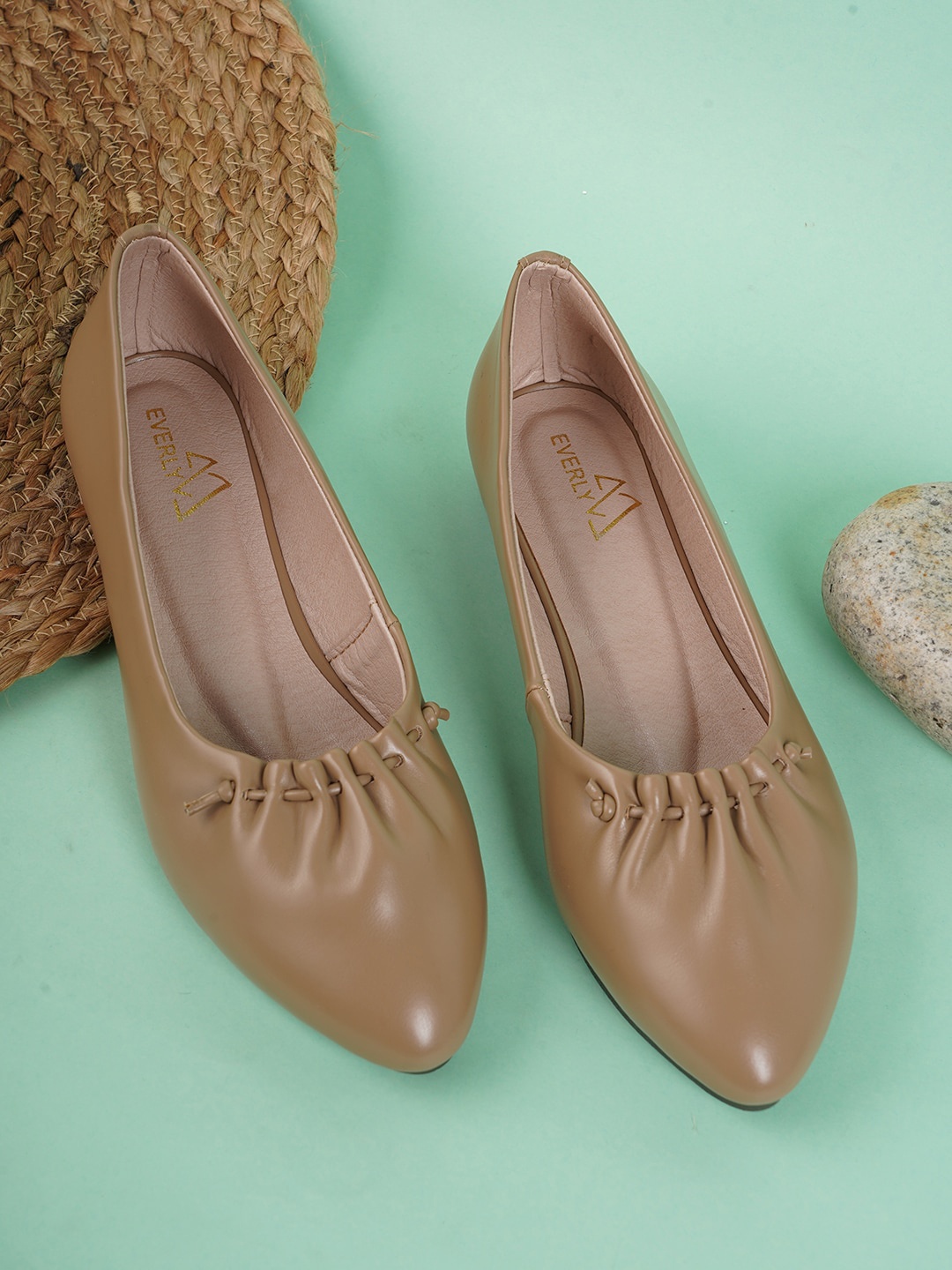 

EVERLY Women Pointed Toe Ballerinas, Beige