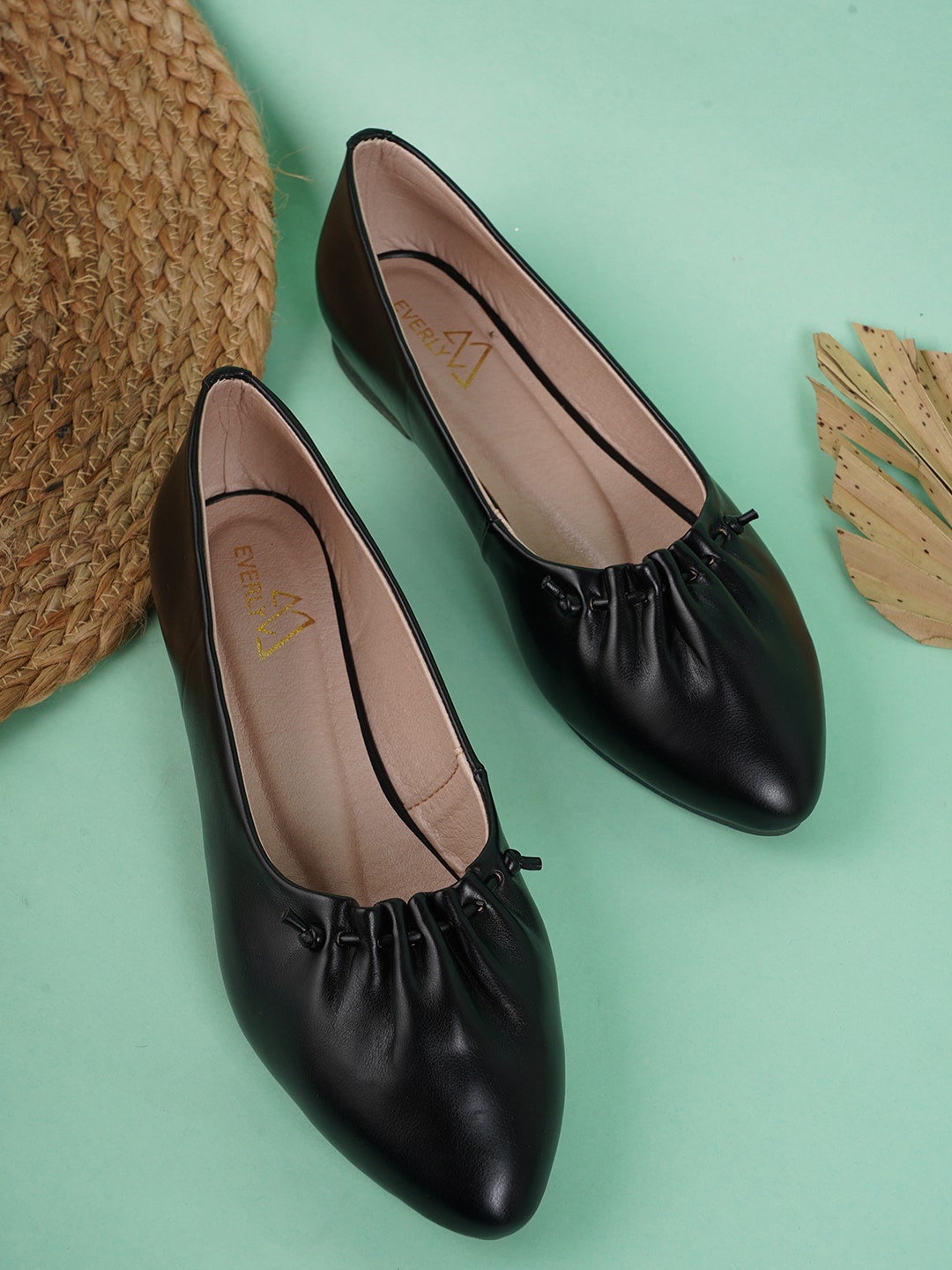 

EVERLY Women Pointed Toe Ballerinas, Black