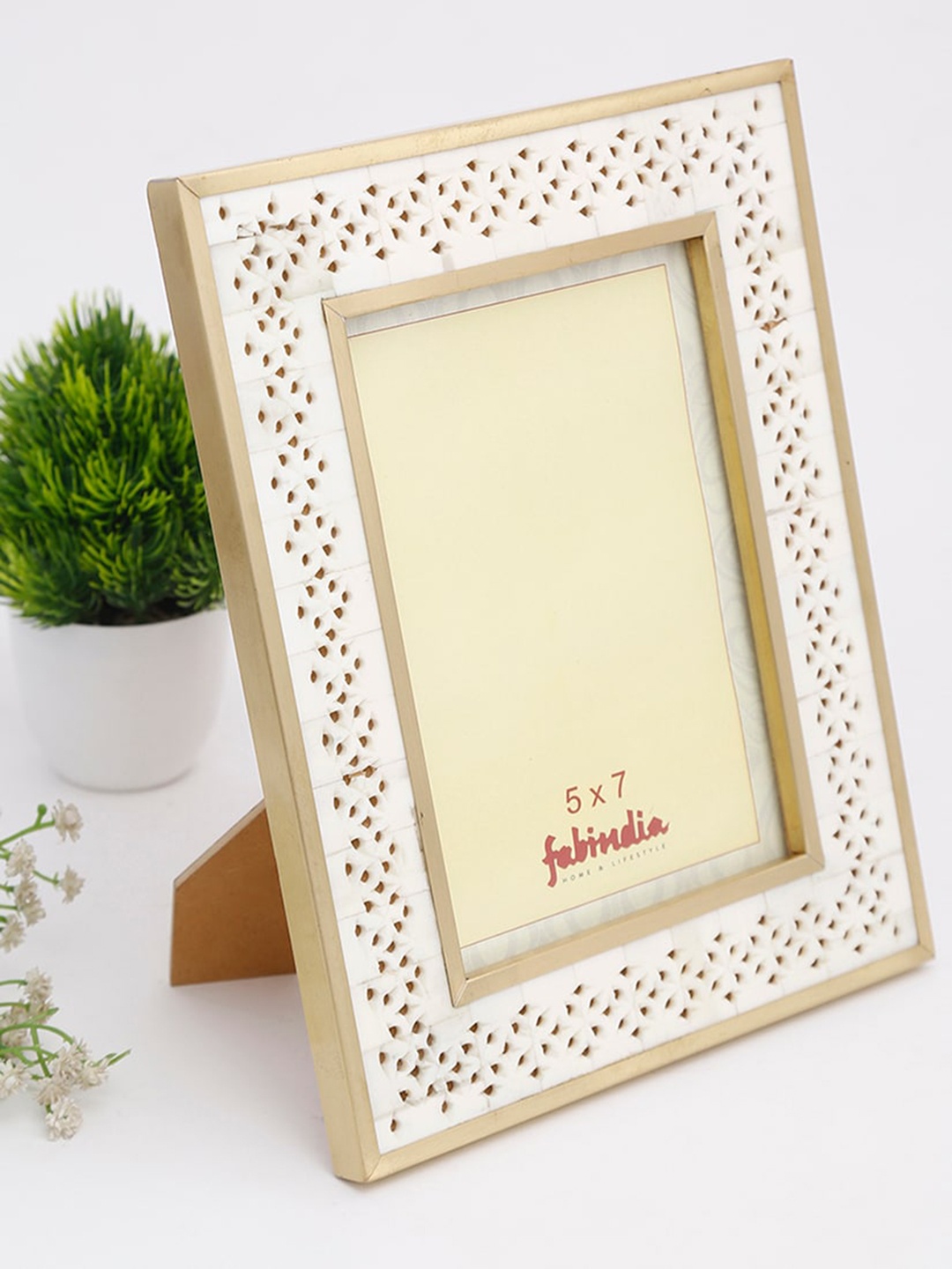 

Fabindia Abhikhya White Cutwork Wooden Photo Frame