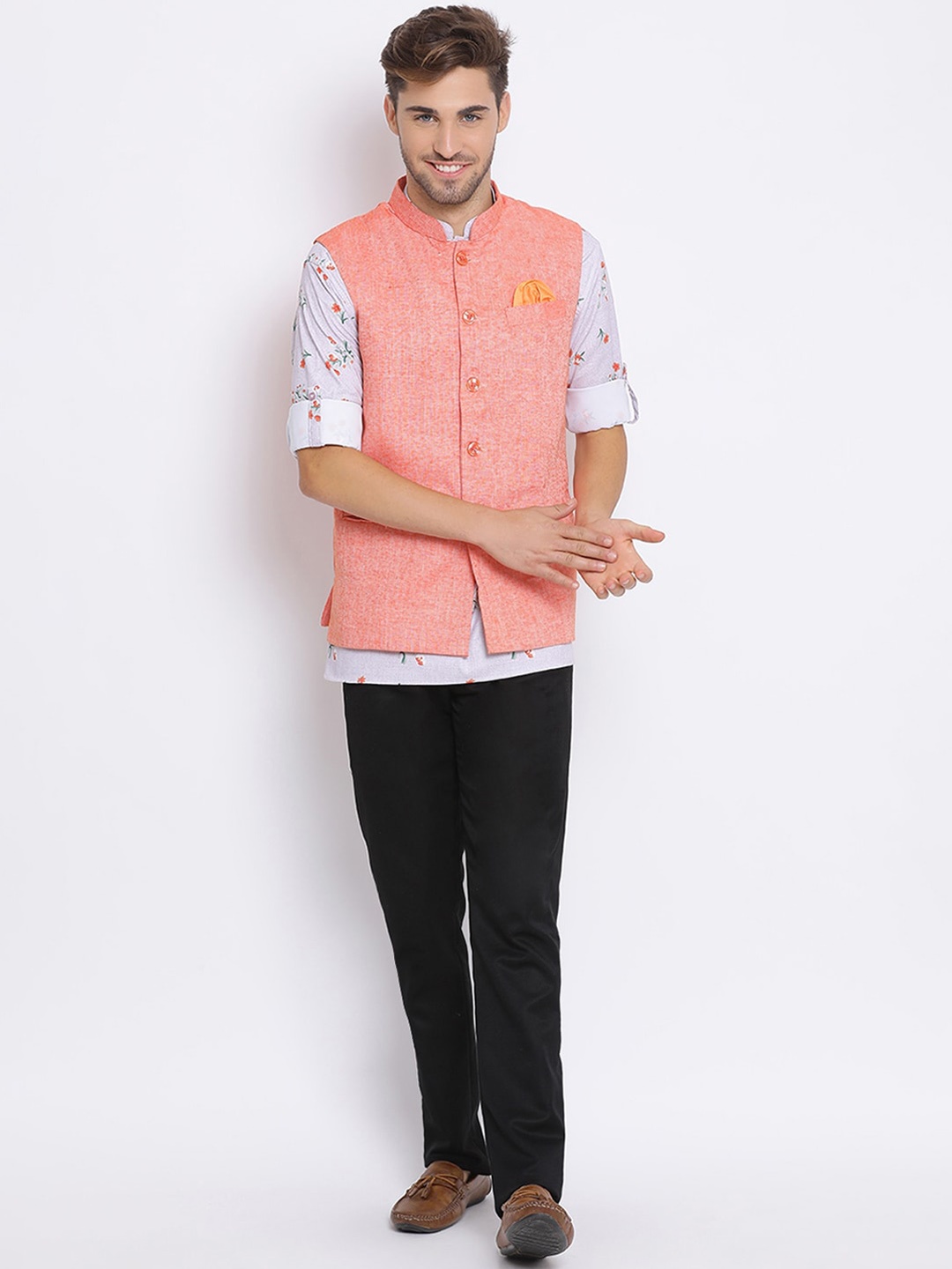 

hangup plus Men Floral Printed Kurta With Trousers & Nehru Jacket, Peach