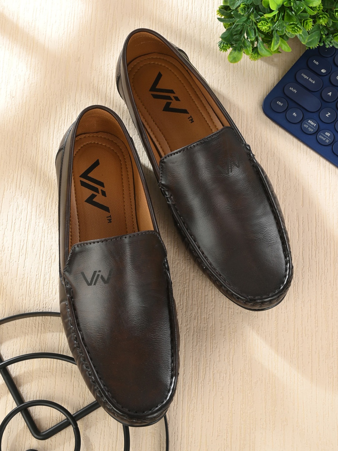 

VIV Men Round Toe Loafers, Brown