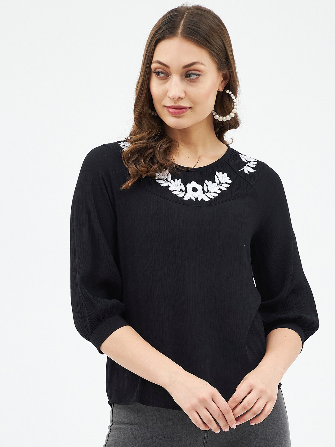 

Harpa Embroidered Raglan Sleeves Top, Black