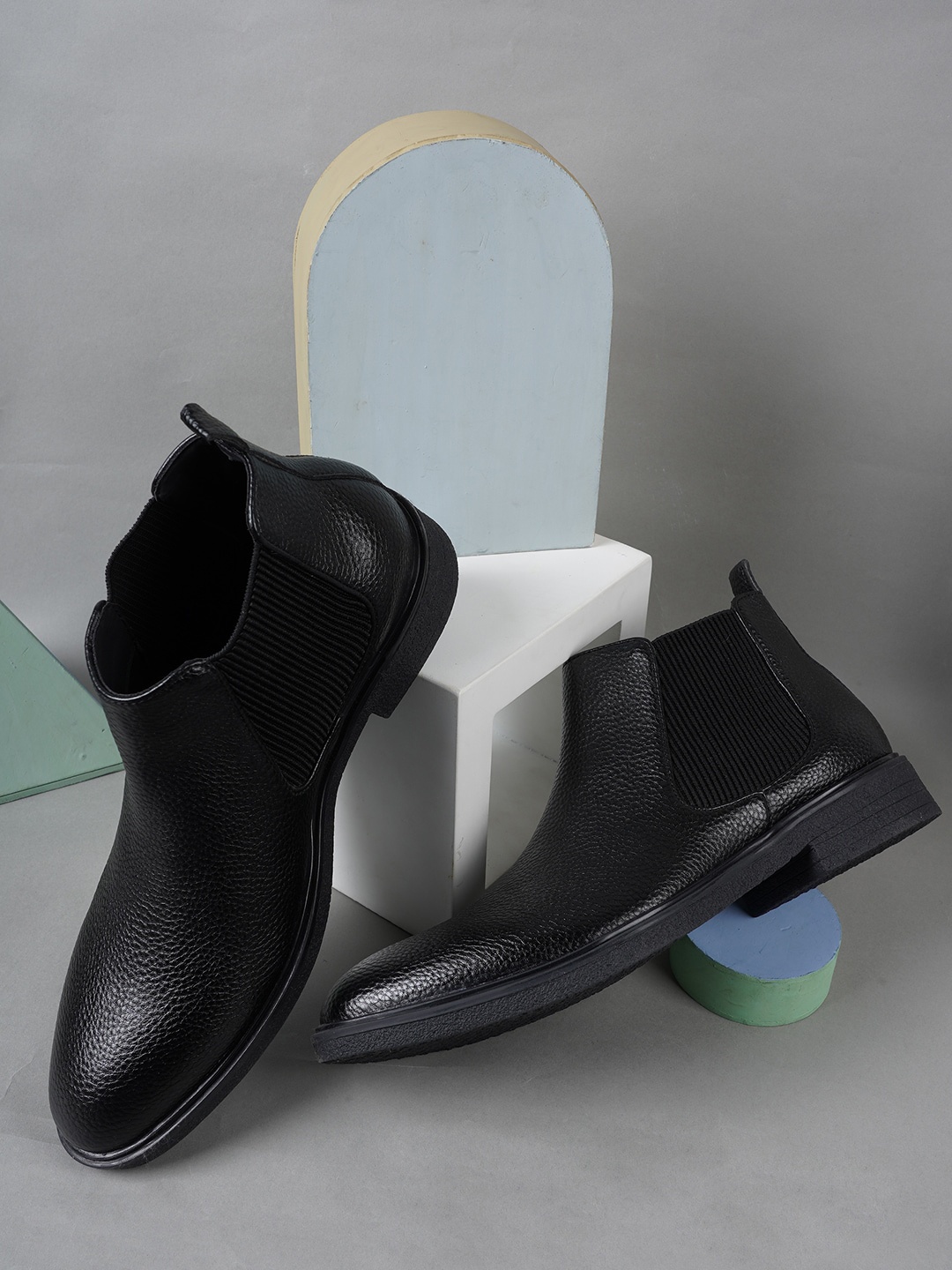 

Carlton London Men Textured Mid-Top Chelsea Boots, Black