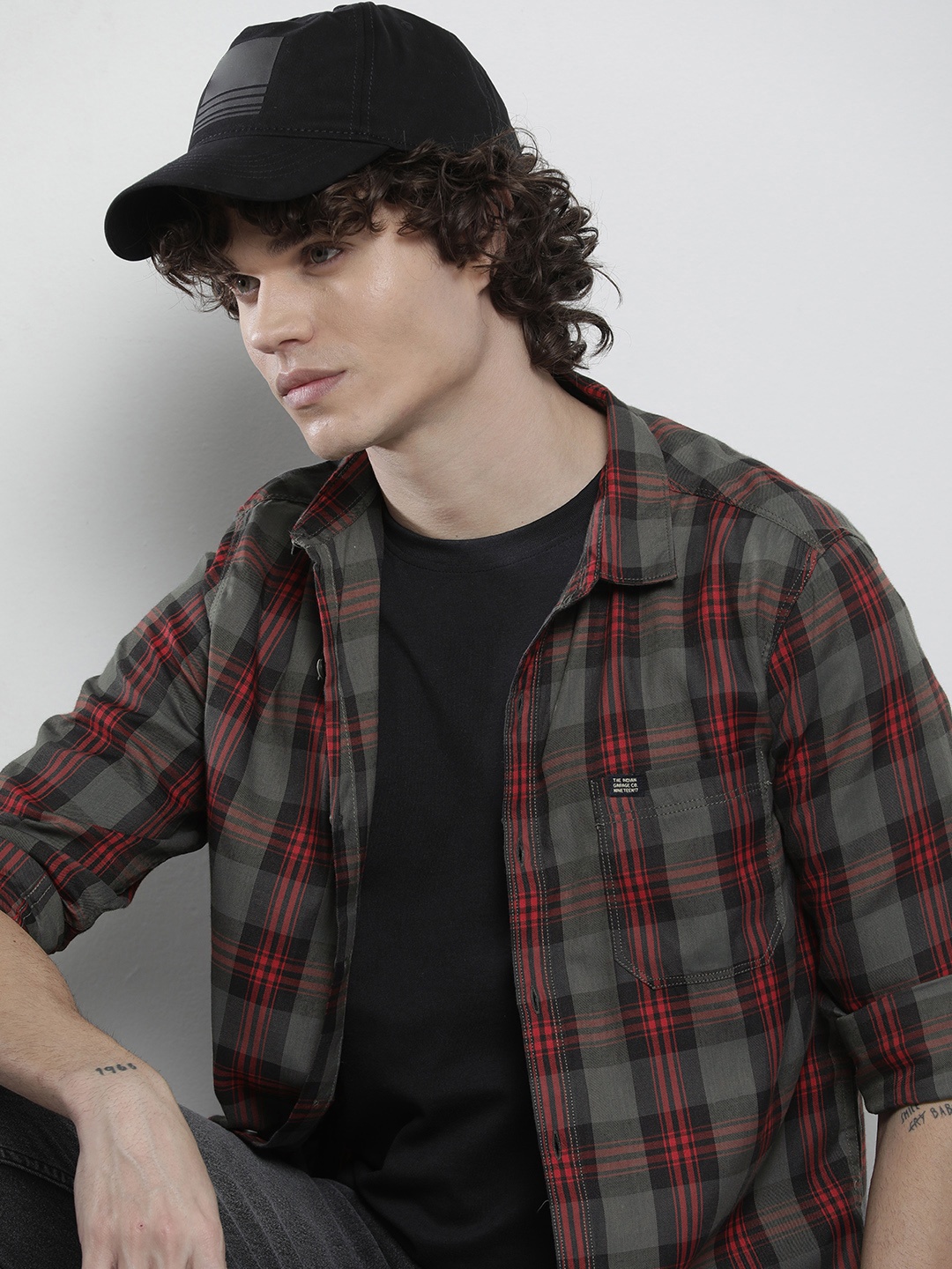 

The Indian Garage Co Men Regular Fit Checked Casual Shirt, Grey