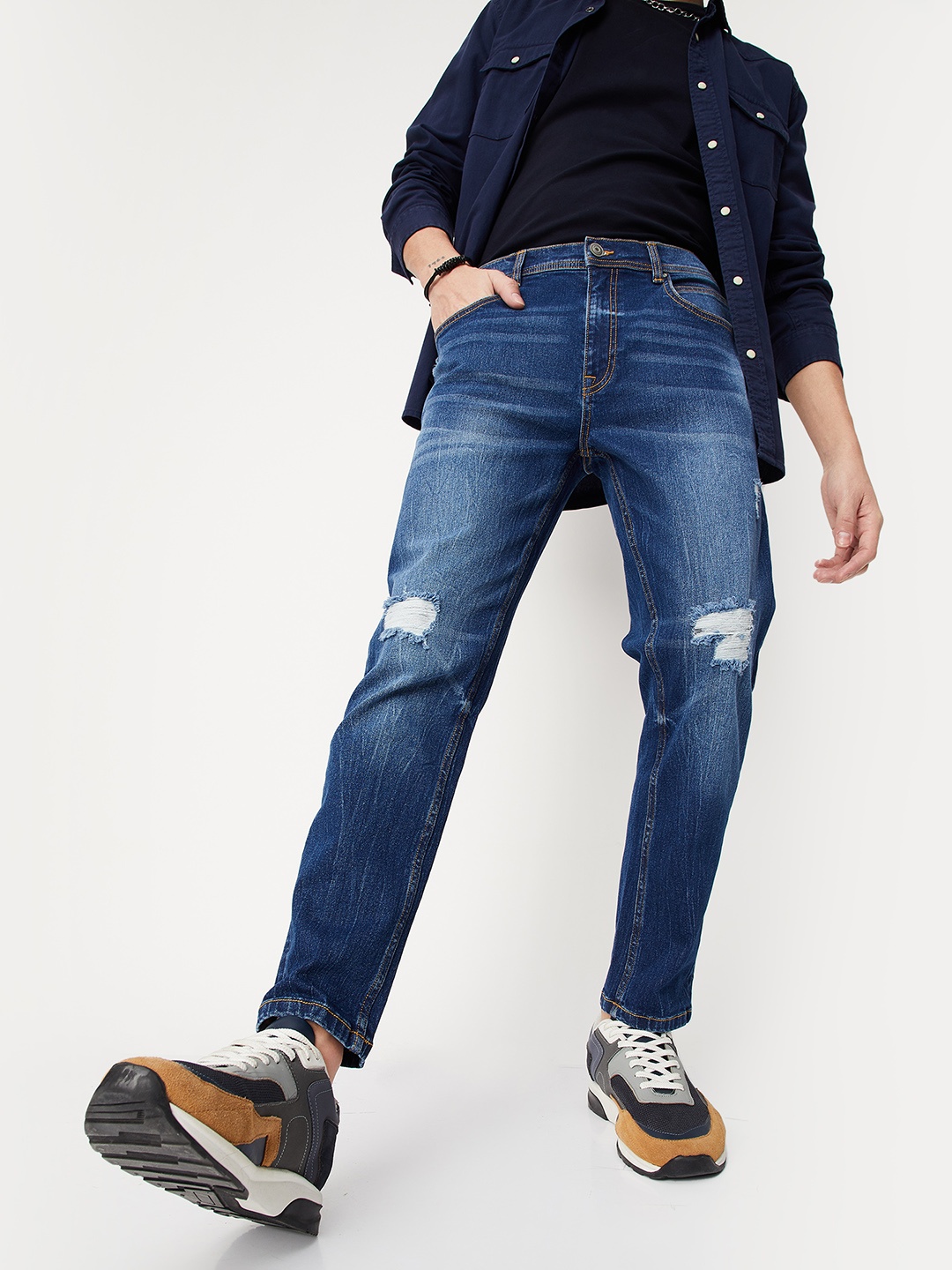

max Men Mildly Distressed Light Fade Jeans, Navy blue