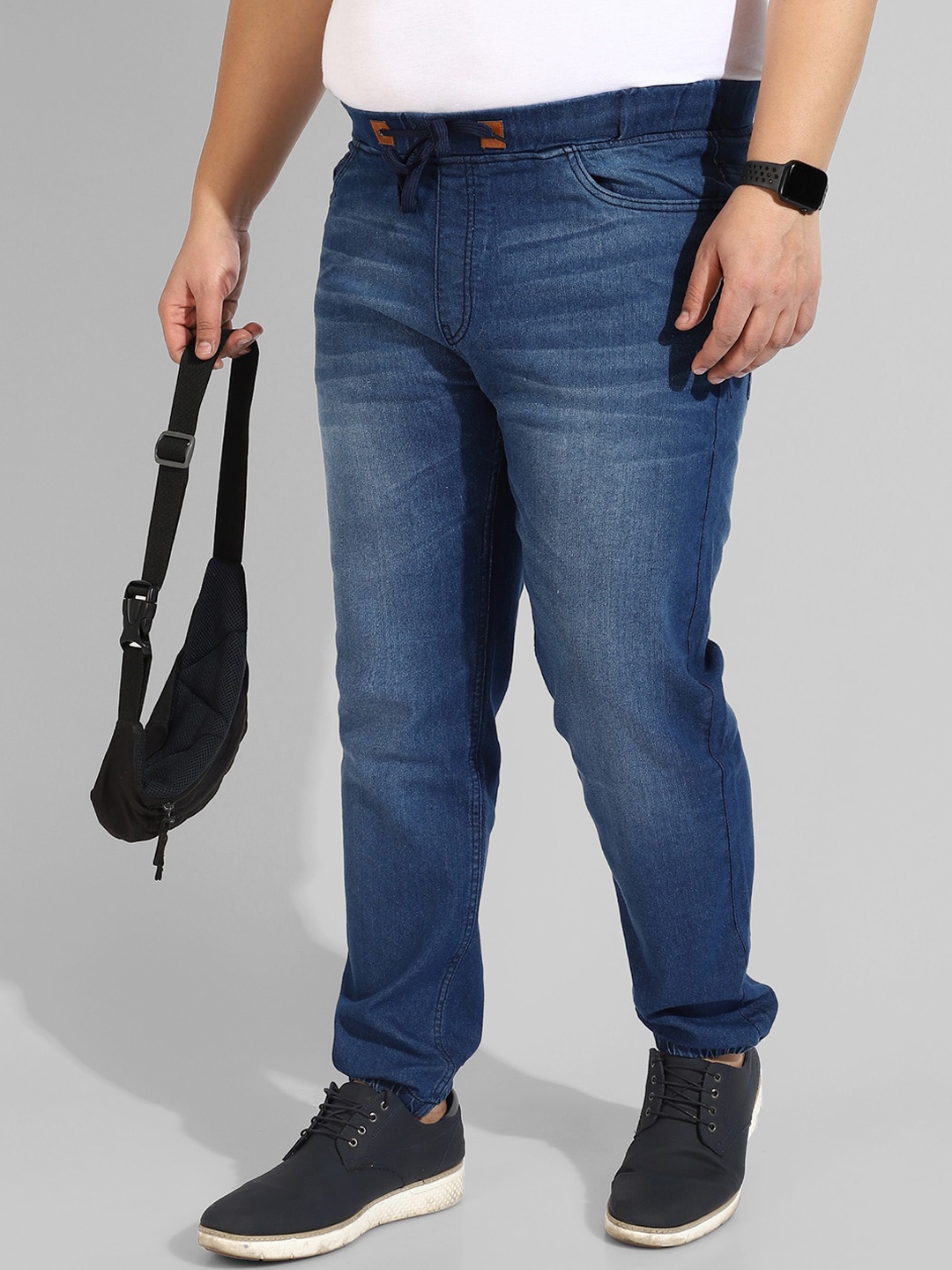 

Instafab Plus Men Plus Size Relaxed Fit Mid Rise Light Fade Stretchable Jeans, Blue