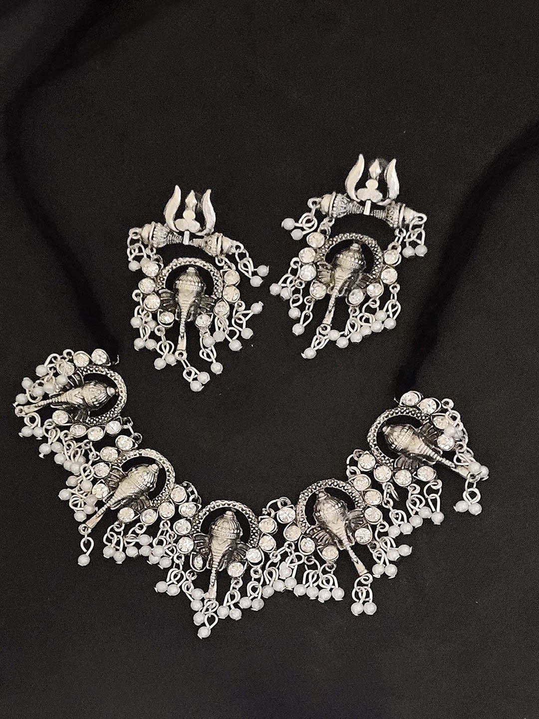

VAGHBHATT Oxidised Brass-Plated Stone-Studded & Beaded Jewellery Set, Silver