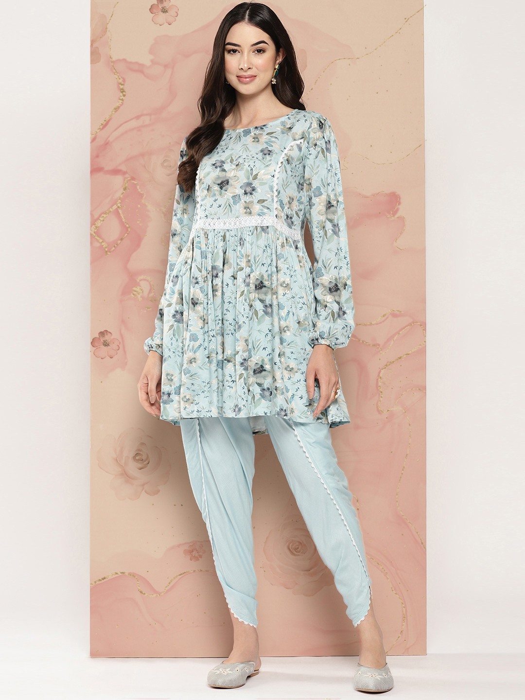 

KALINI Women Turquoise Blue Floral Printed Pleated Phulkari Kurta with Patiala