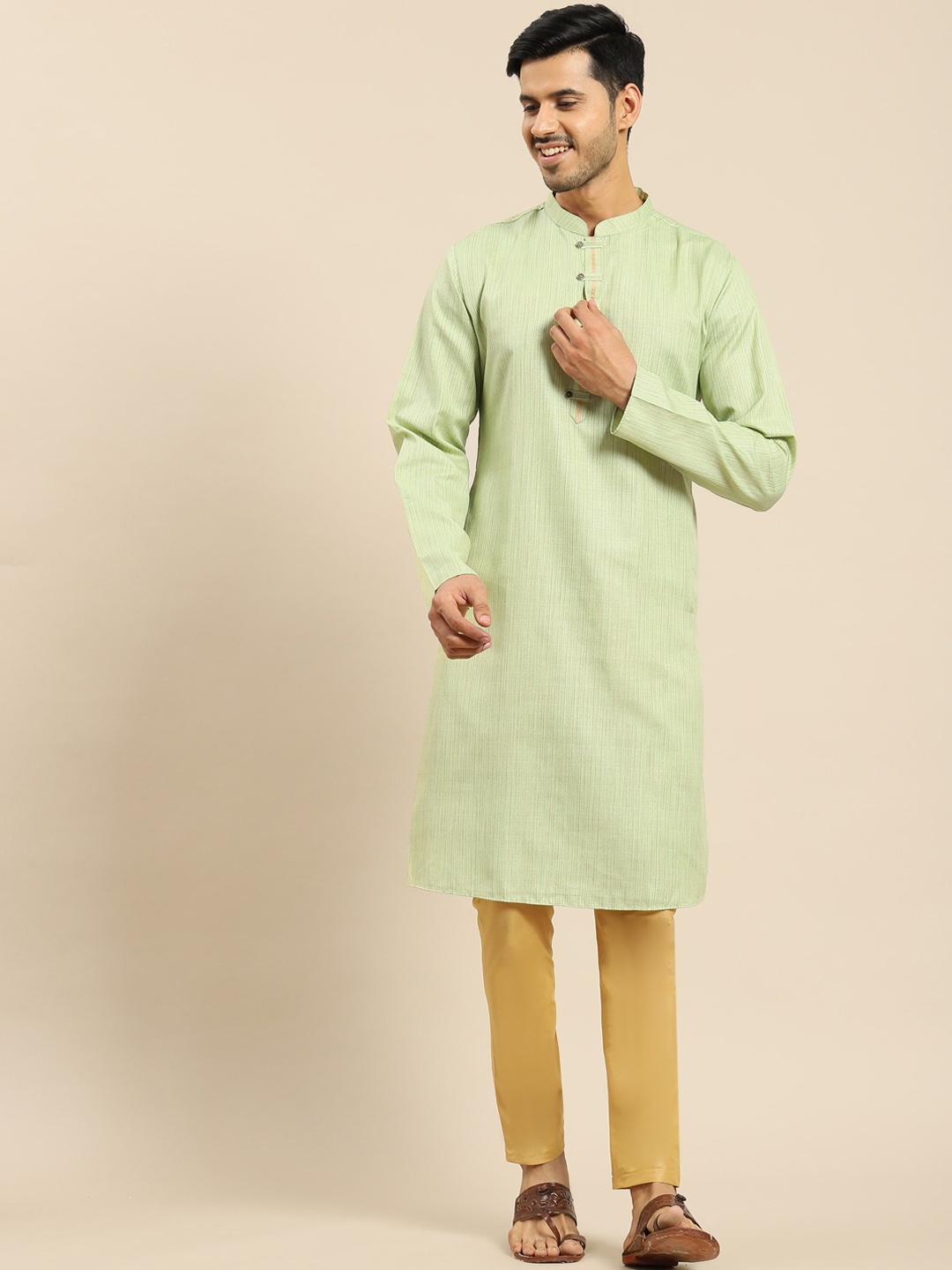 

Amodh by Kisah Men Mandarin Collar Kurta With Trousers, Lime green