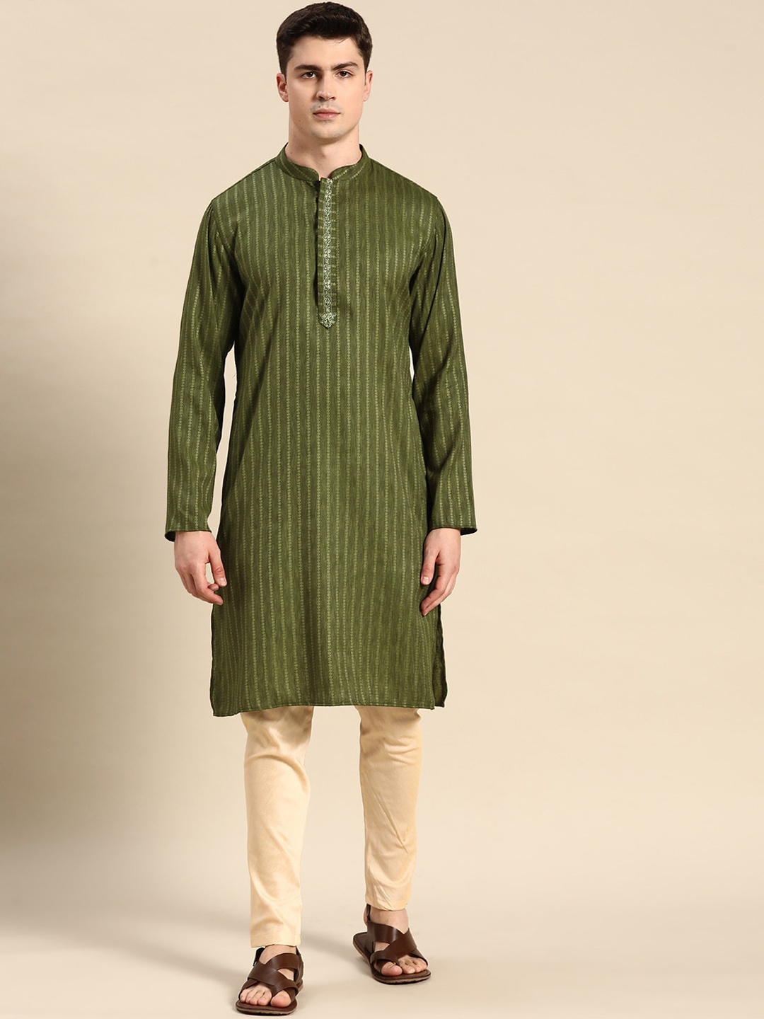 

Amodh by Kisah Men Kurta with Pyjamas, Green