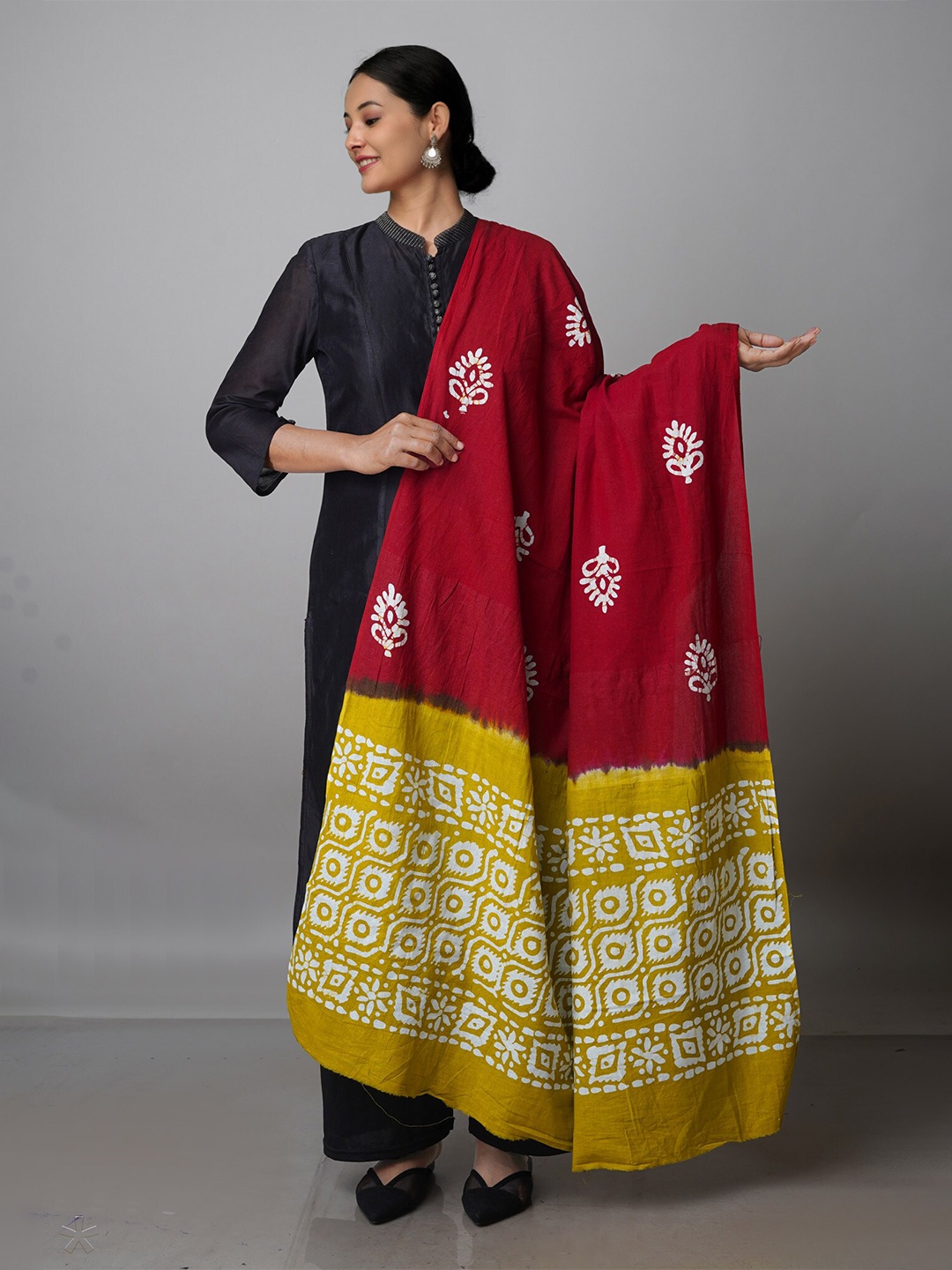 

Unnati Silks Ethnic Motifs Dyed Pure Cotton Batik Dupatta, Maroon