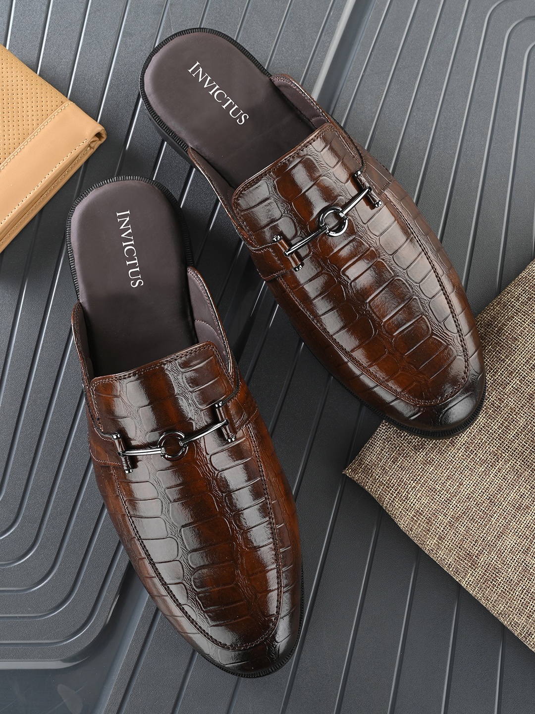 

INVICTUS Men Textured Lightweight Mules, Brown