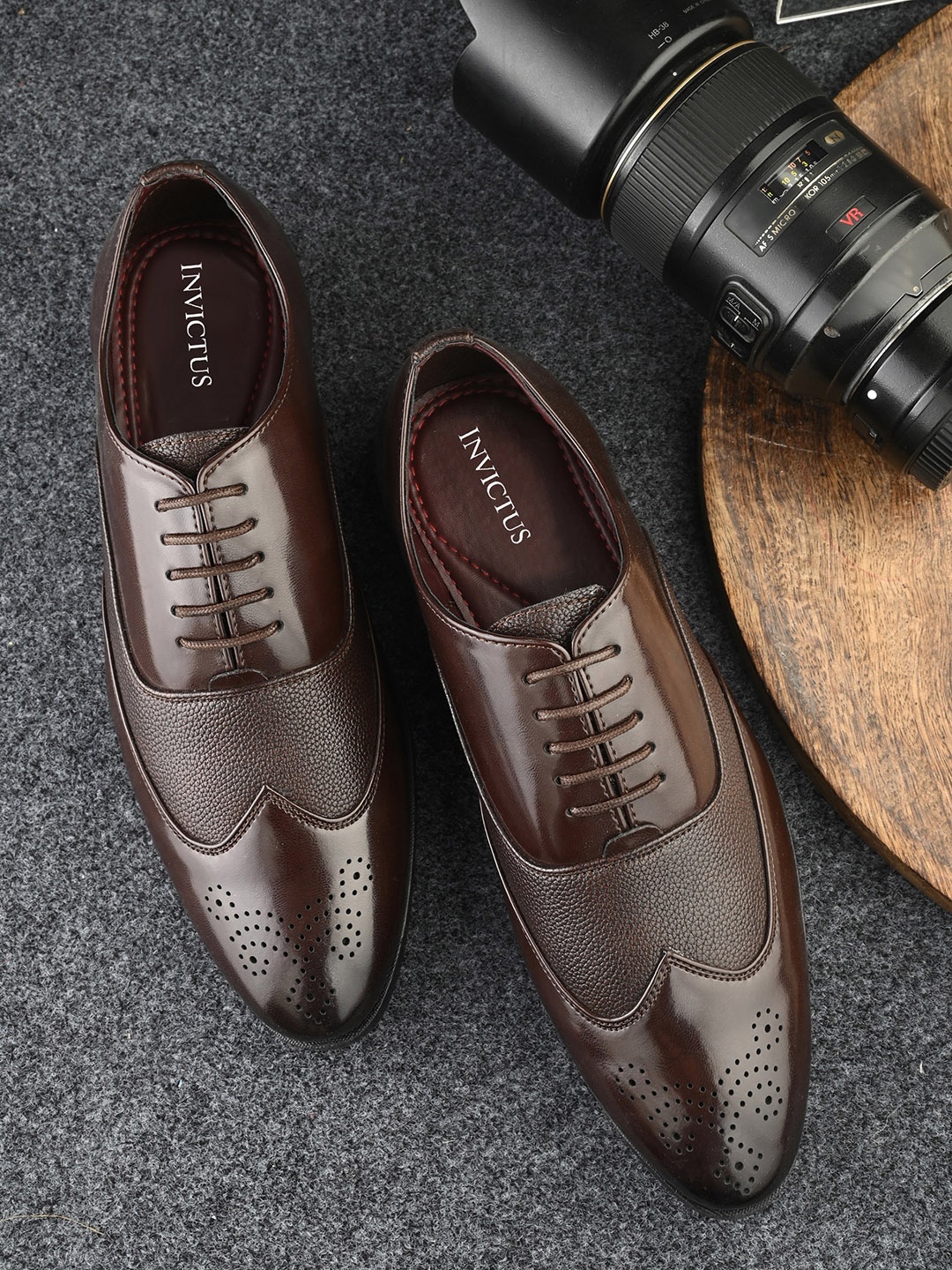 

INVICTUS Men Textured Leather Formal Oxfords, Brown