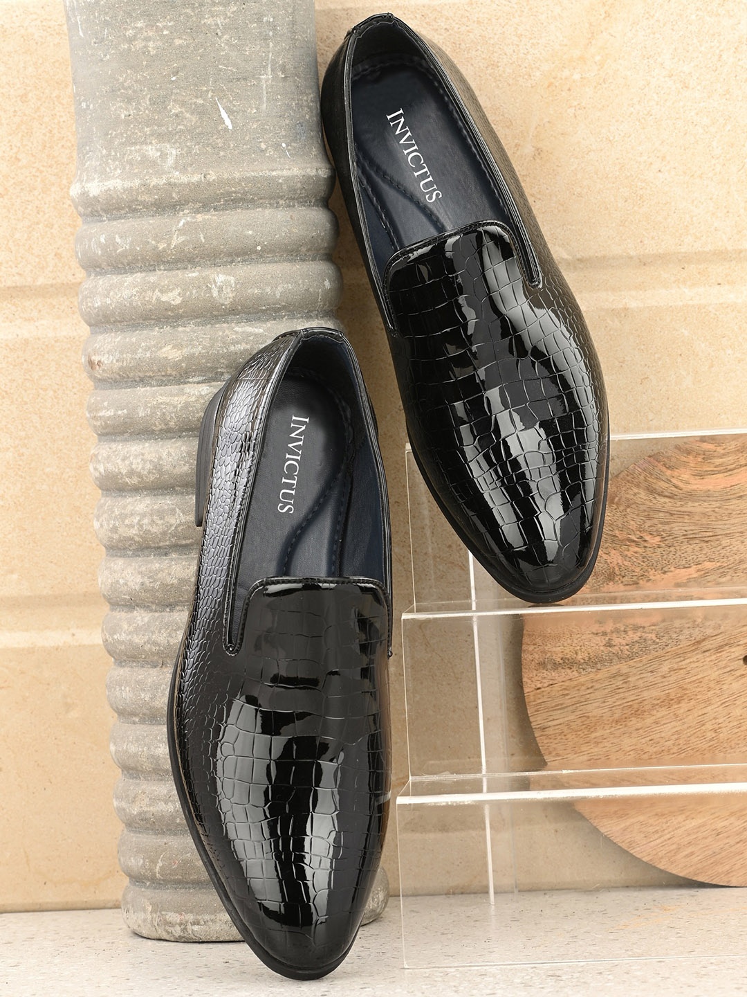 

INVICTUS Men Textured Lightweight Loafers, Black