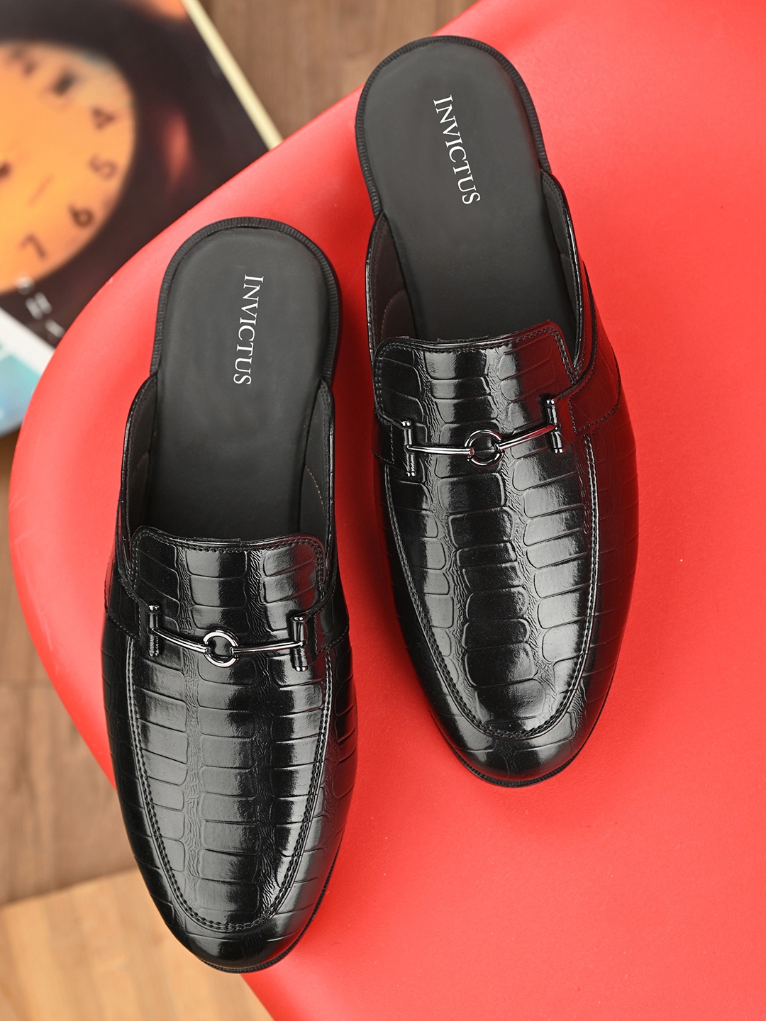 

INVICTUS Men Textured Lightweight Mules, Black