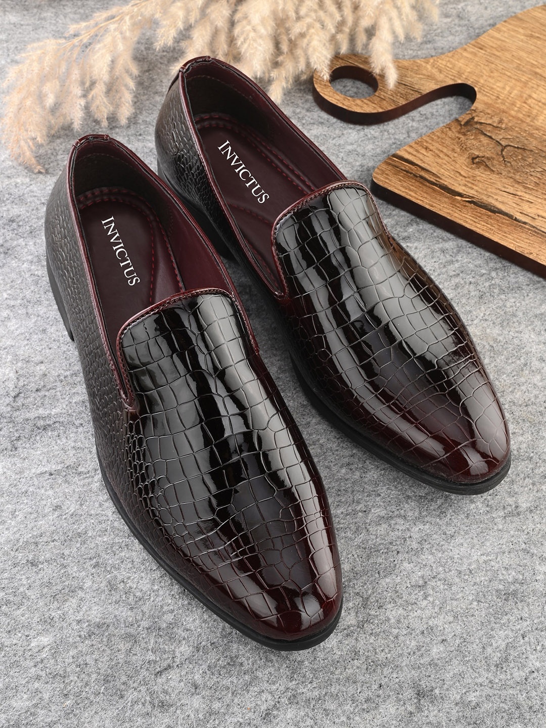 

INVICTUS Men Textured Lightweight Loafers, Maroon
