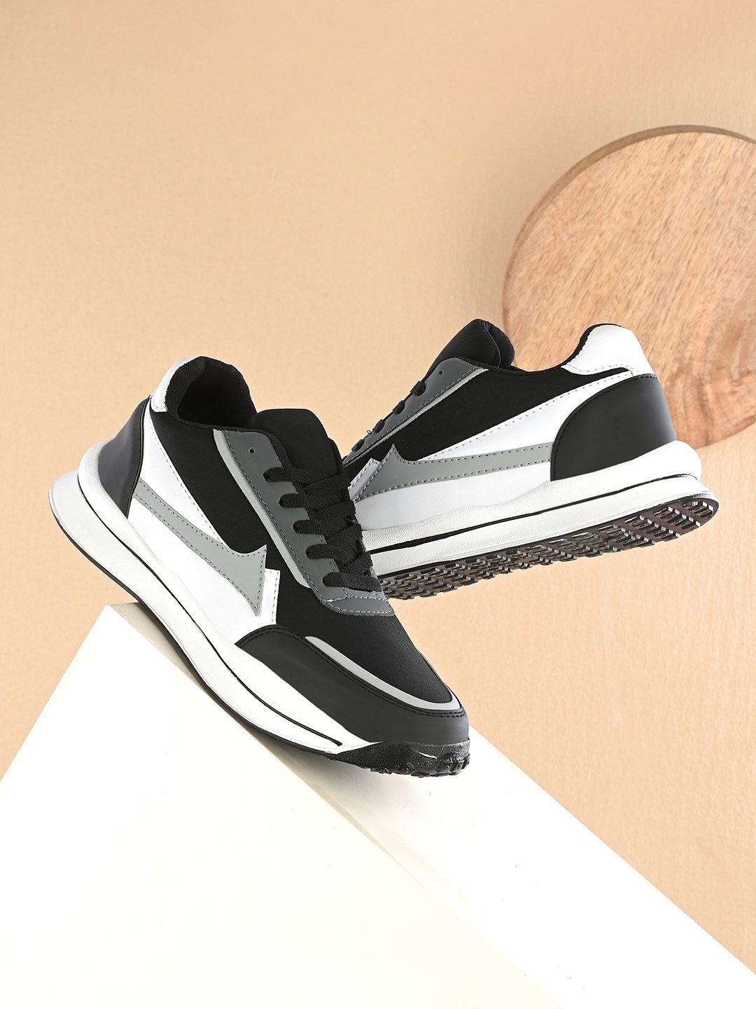 

AfroJack Men Colourblocked Sneakers, Black