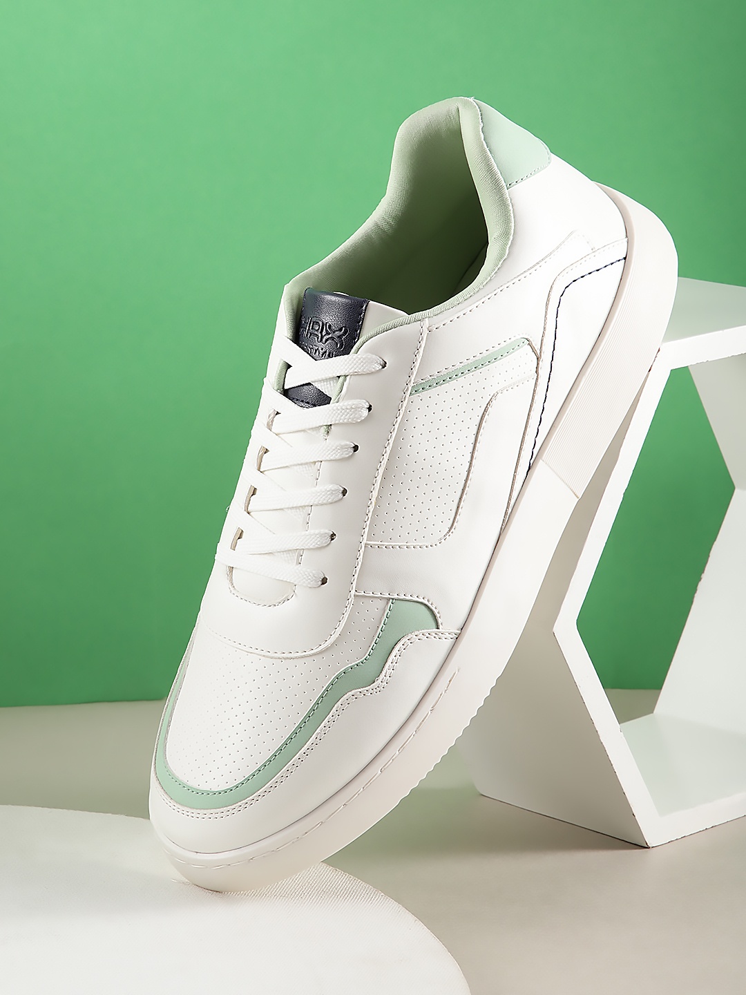 

HRX by Hrithik Roshan Men Perforated Detail Lightweight Sneakers, White