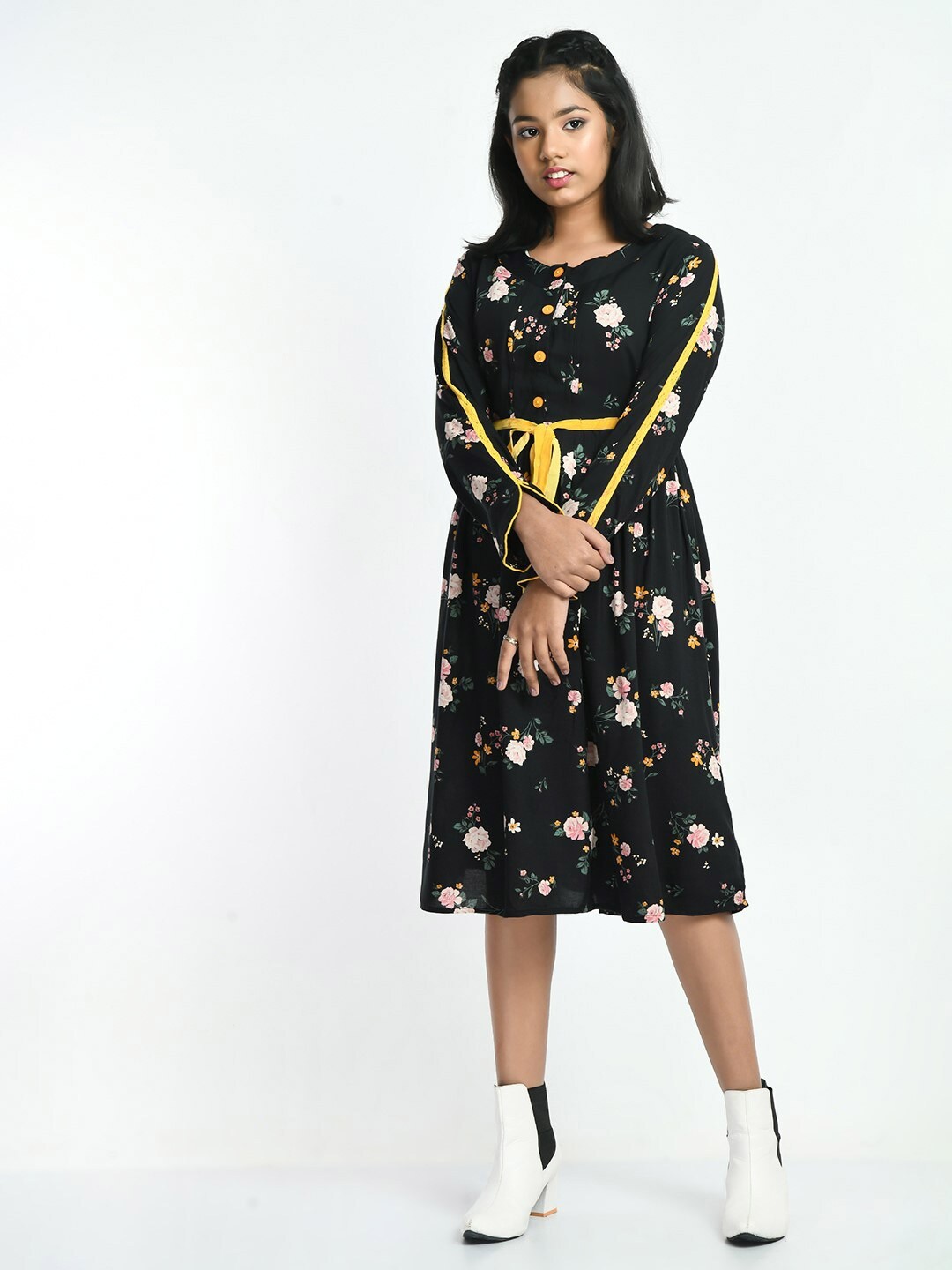 

Bella Moda Girls Floral Printed Pure Cotton Fit And Flare Dress, Black