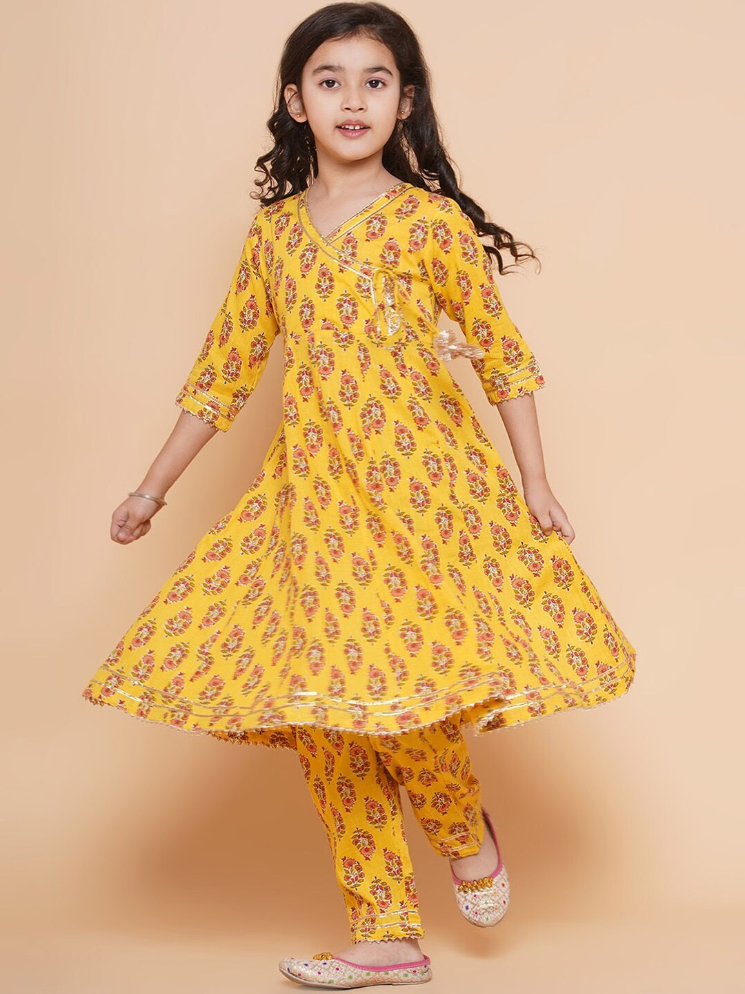 

Bitiya by Bhama Girls Ethnic Motifs Printed Gotta Patti Pure Cotton Kurta with Trousers, Yellow