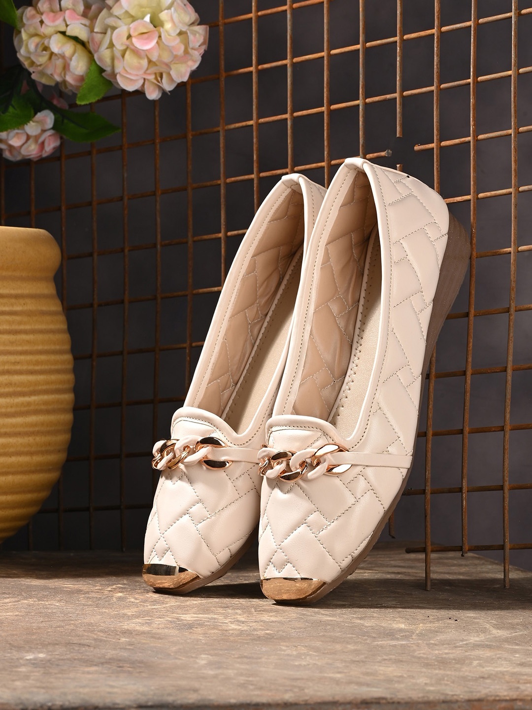 

CLOG LONDON Women Textured Ballerinas, Off white