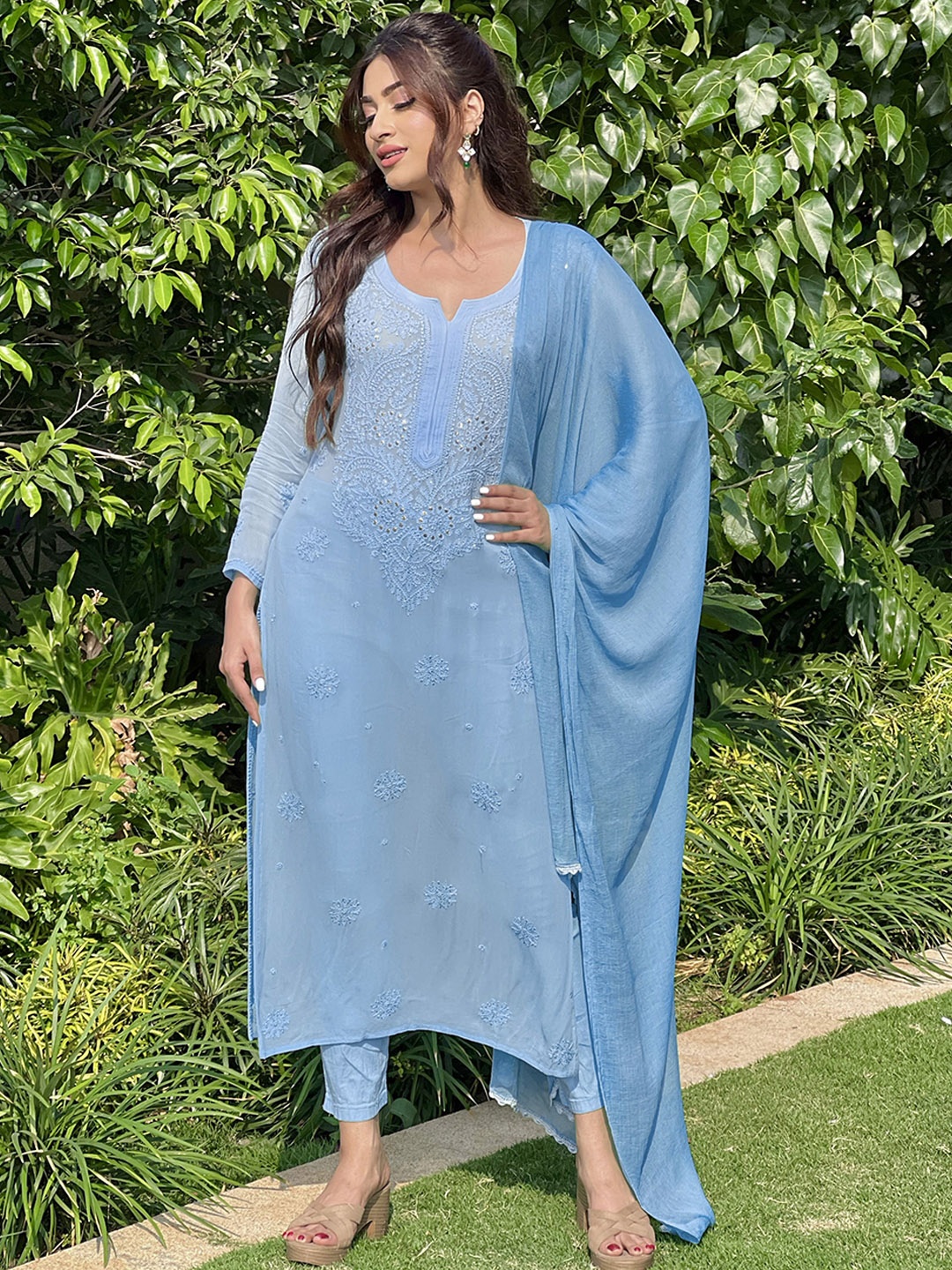 

LABEL AISHWARYRIKA Women Embroidered Georgette Anarkali Kurta, Blue