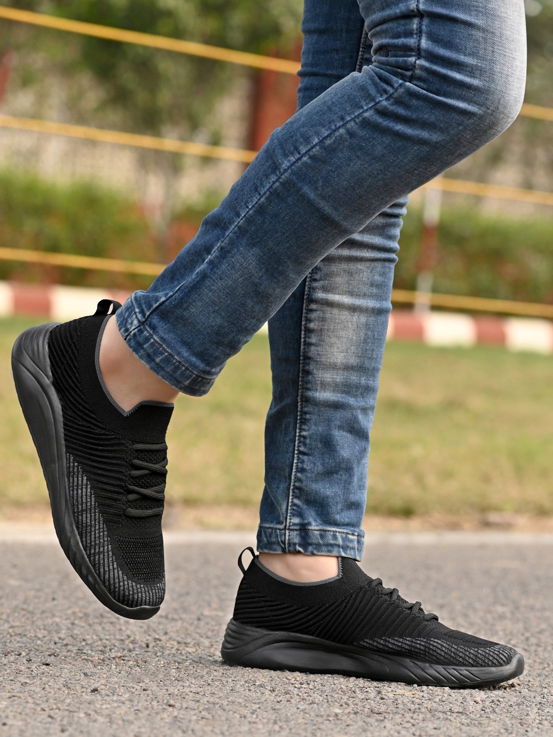 

Yuuki Men Mesh Walking Non-Marking Shoes, Black