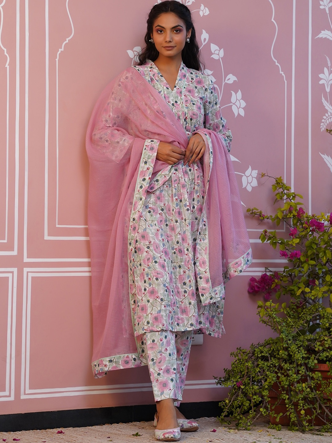 

Baise Gaba Women Floral Printed Kurta with Trousers & With Dupatta, Pink