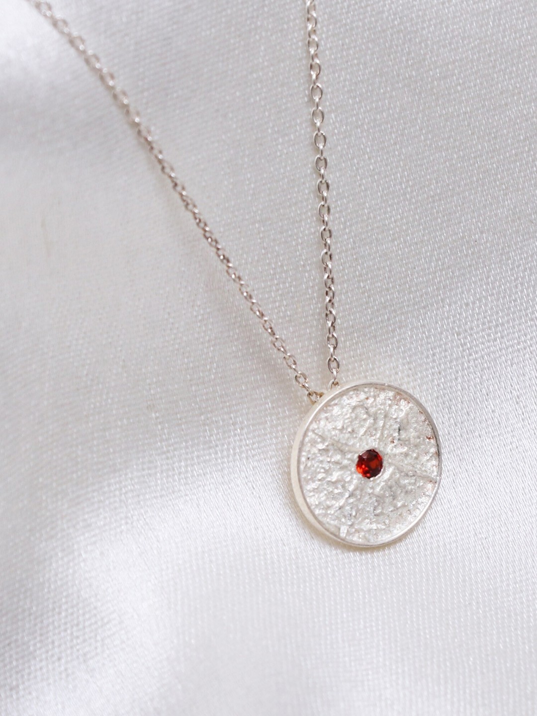 

HIFLYER JEWELS Women 925 Sterling Silver-Plated Garnet-Studded Pendant With Chain, Red