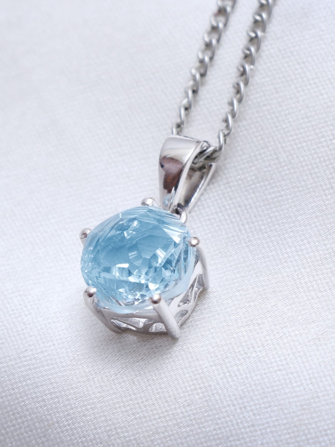 

HIFLYER JEWELS Sliver Plated Topaz Stone-Studded Pendant With Link Chain, Blue