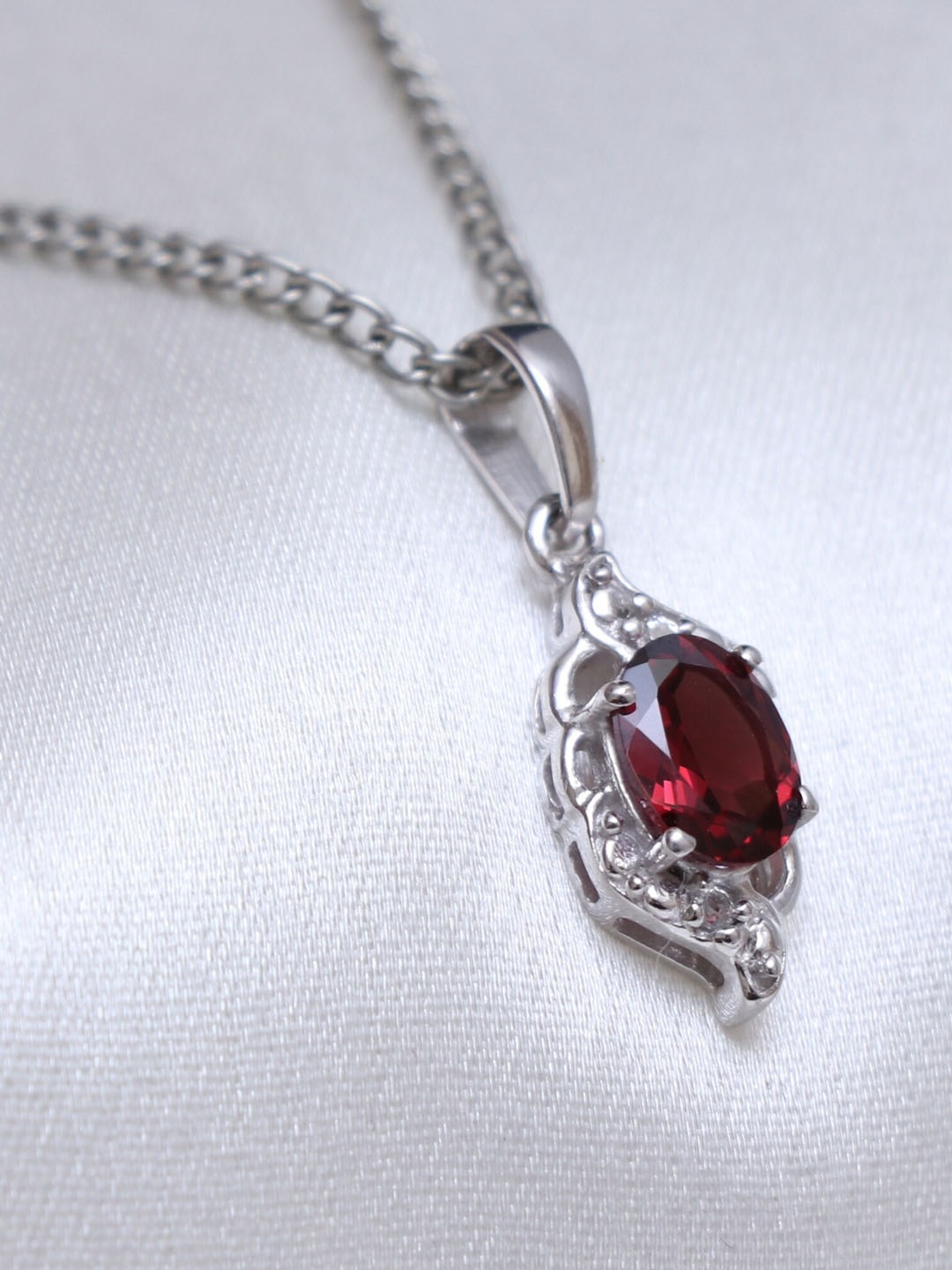 

HIFLYER JEWELS Sterling Silver Garnet Studded Pendant With Chain, Red