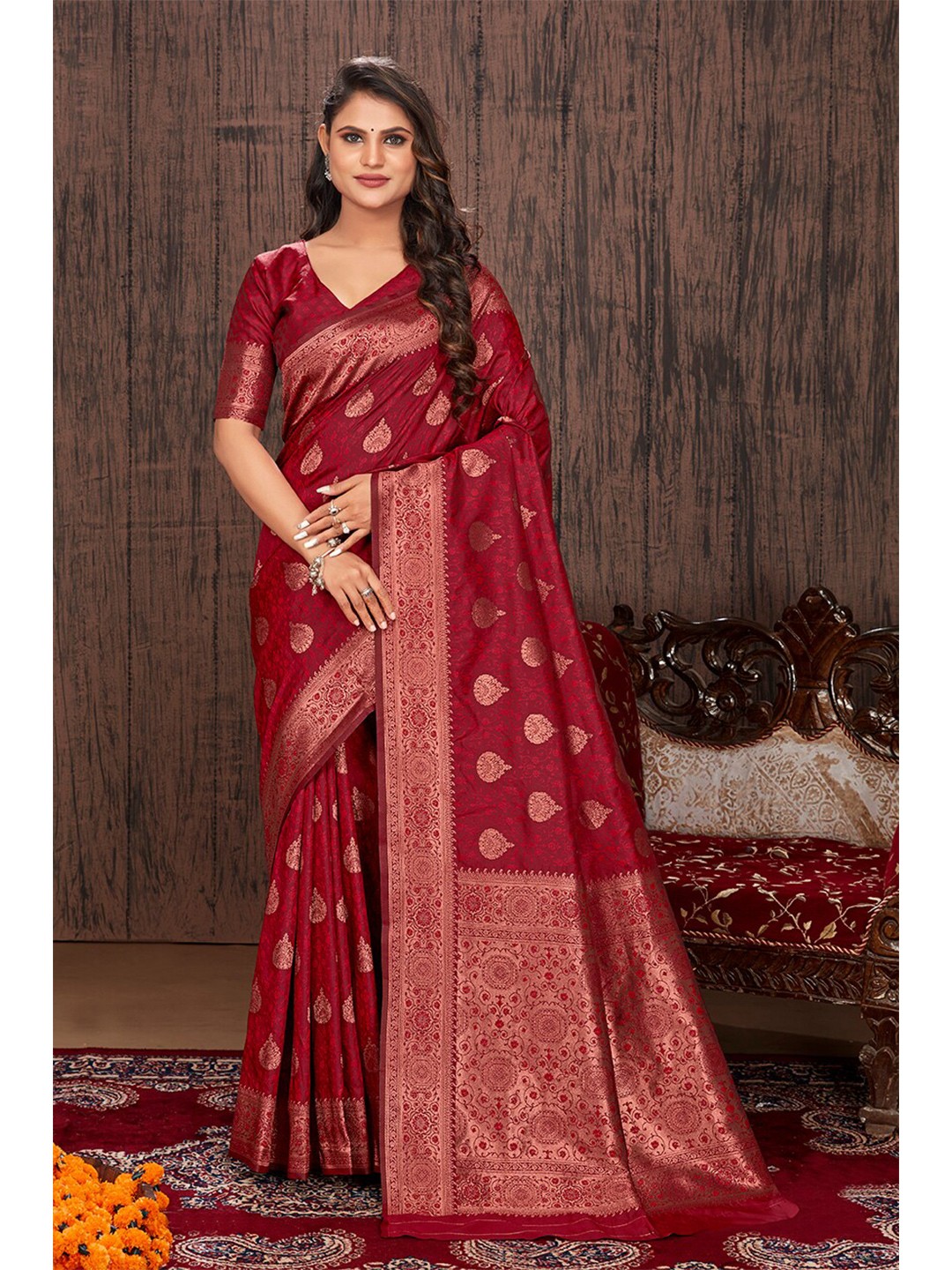 

MONJOLIKA FASHION Ethnic Motif Woven Design Zari Banarasi Saree, Red